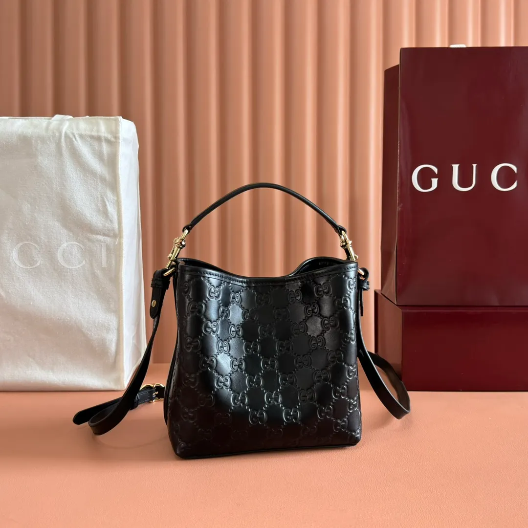 p1140. 💋💋💋Original leather configuration with full counter packaging [New product] GG Emblem series reinterprets the brand's timeless elegance and exquisite craftsmanship. Lined in webbed cotton, this bucket bag features an internal compartment for added functionality. Black GG printed embossed leather Light gold tone hardware Black cotton and linen blend lining Top handle with hook closure (height: 14cm) Additional D-ring for attaching removable items Interior: two compartments and a central snap-stud compartment Detachable and adjustable leather shoulder strap (height: 52cm - 57.5cm; length: 107cm - 114cm) Magnetic snap closure Ident No.: 815118. Dimensions: 19cm (width) x 18cm (height) x 11cm (depth) Weight: approx. 0.45kg Color: black embossed/original leather. Made in Italy
