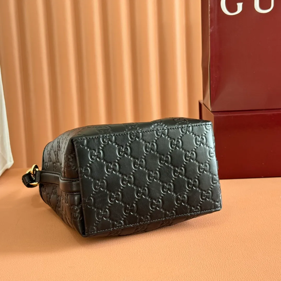 p1140. 💋💋💋Original leather configuration with full counter packaging [New product] GG Emblem series reinterprets the brand's timeless elegance and exquisite craftsmanship. Lined in webbed cotton, this bucket bag features an internal compartment for added functionality. Black GG printed embossed leather Light gold tone hardware Black cotton and linen blend lining Top handle with hook closure (height: 14cm) Additional D-ring for attaching removable items Interior: two compartments and a central snap-stud compartment Detachable and adjustable leather shoulder strap (height: 52cm - 57.5cm; length: 107cm - 114cm) Magnetic snap closure Ident No.: 815118. Dimensions: 19cm (width) x 18cm (height) x 11cm (depth) Weight: approx. 0.45kg Color: black embossed/original leather. Made in Italy