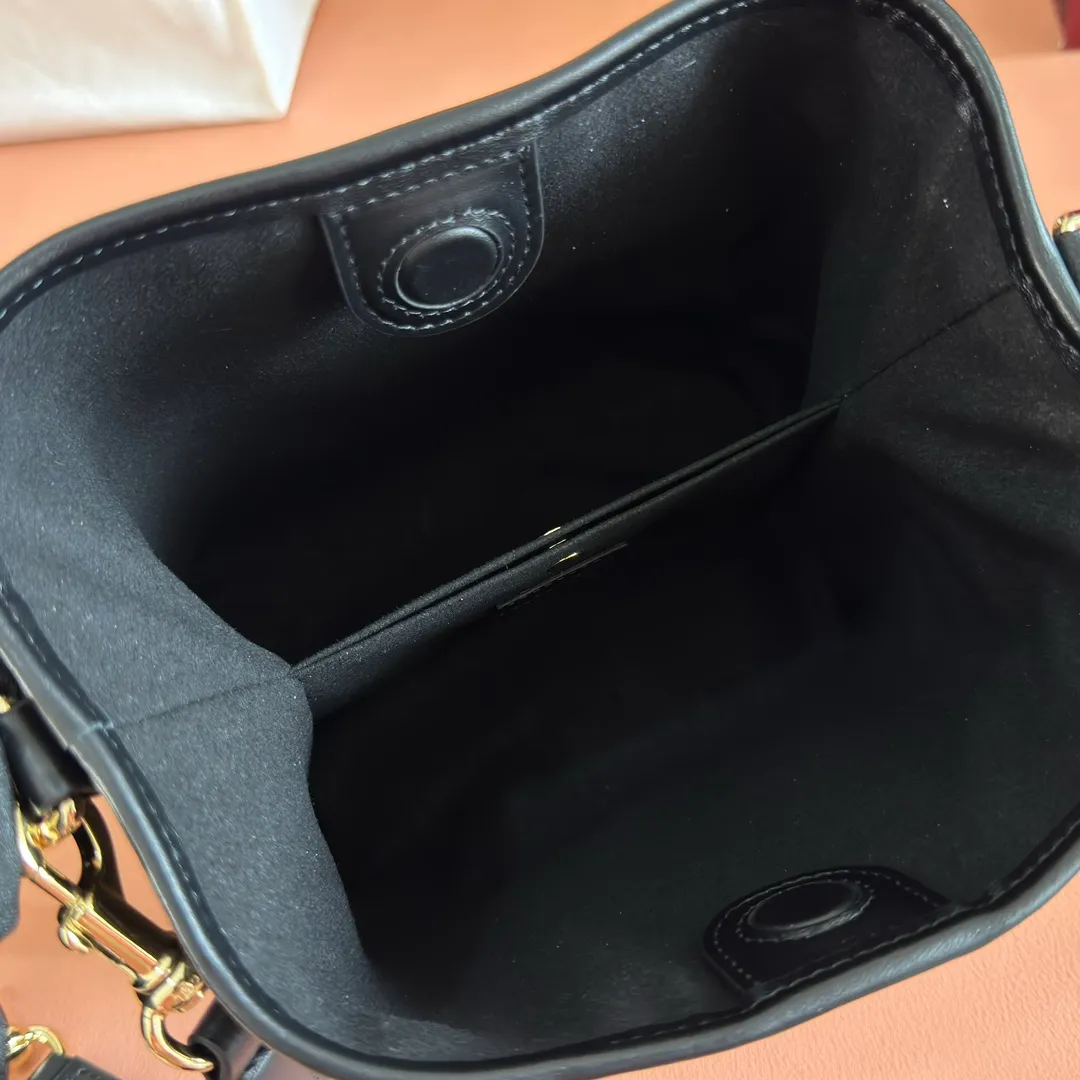 p1140. 💋💋💋Original leather configuration with full counter packaging [New product] GG Emblem series reinterprets the brand's timeless elegance and exquisite craftsmanship. Lined in webbed cotton, this bucket bag features an internal compartment for added functionality. Black GG printed embossed leather Light gold tone hardware Black cotton and linen blend lining Top handle with hook closure (height: 14cm) Additional D-ring for attaching removable items Interior: two compartments and a central snap-stud compartment Detachable and adjustable leather shoulder strap (height: 52cm - 57.5cm; length: 107cm - 114cm) Magnetic snap closure Ident No.: 815118. Dimensions: 19cm (width) x 18cm (height) x 11cm (depth) Weight: approx. 0.45kg Color: black embossed/original leather. Made in Italy