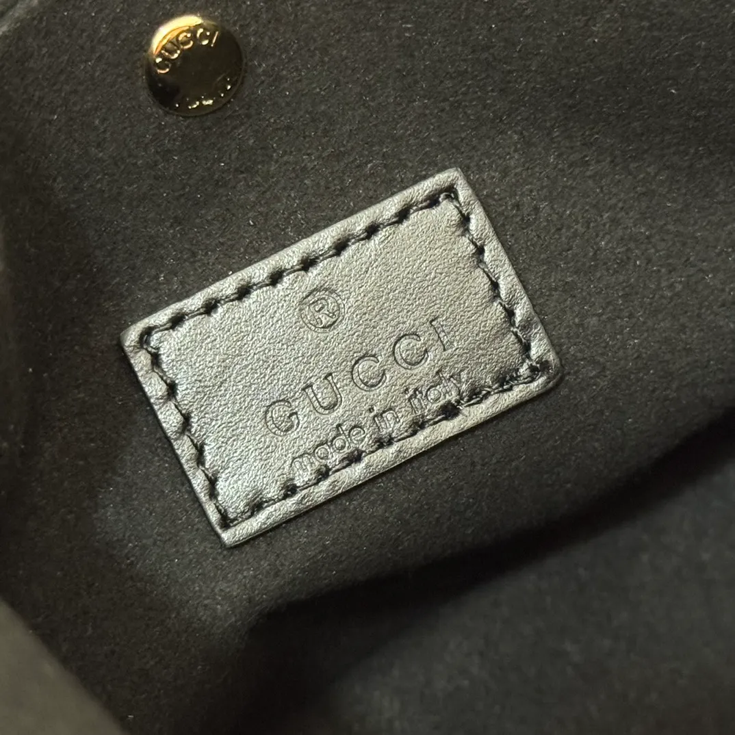 p1140. 💋💋💋Original leather configuration with full counter packaging [New product] GG Emblem series reinterprets the brand's timeless elegance and exquisite craftsmanship. Lined in webbed cotton, this bucket bag features an internal compartment for added functionality. Black GG printed embossed leather Light gold tone hardware Black cotton and linen blend lining Top handle with hook closure (height: 14cm) Additional D-ring for attaching removable items Interior: two compartments and a central snap-stud compartment Detachable and adjustable leather shoulder strap (height: 52cm - 57.5cm; length: 107cm - 114cm) Magnetic snap closure Ident No.: 815118. Dimensions: 19cm (width) x 18cm (height) x 11cm (depth) Weight: approx. 0.45kg Color: black embossed/original leather. Made in Italy