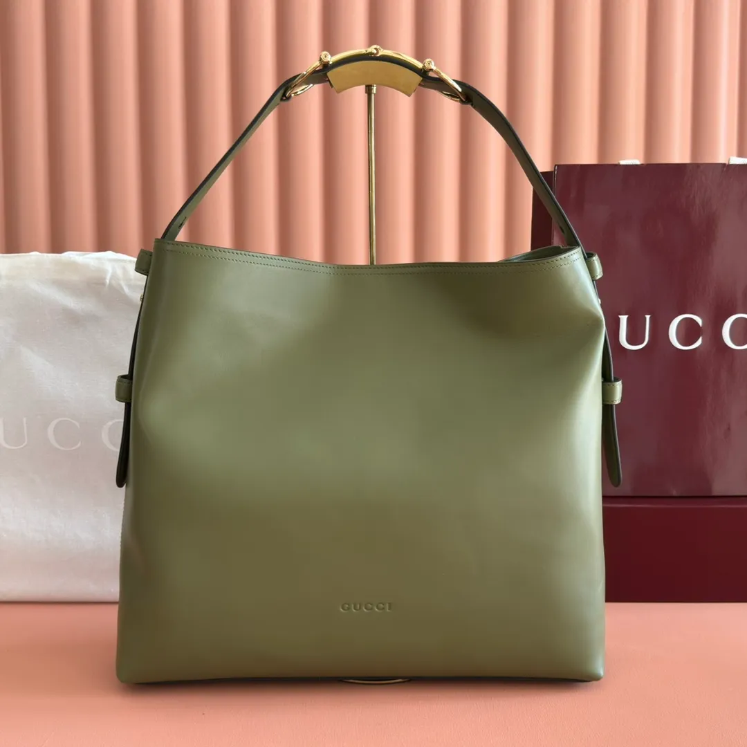 p1760💋💋💋【With full set of original counter gift bag packaging】2025 autumn and winter series, Gucci Beatrix series handbags are crafted from black cow leather material and equipped with iconic horsebit detail shoulder straps, adding brand connotation to the casual silhouette. Gold-toned accessories add a refined touch, and a zippered pocket inside keeps daily essentials secure. Combining elegant design with practical performance, it easily accommodates daily essentials. Black soft glossy calf leather Gold-tone hardware Black cotton and linen blend lining Horsebit detail on shoulder strap Interior: Zip pocket Adjustable shoulder strap Height: 26cm - 33cm; Length: 94cm Ident: 850546. Dimensions: 40cm (width) x 36cm (height) x 12cm (depth) Weight: approx. 1kg Color: green full leather. Made in Italy