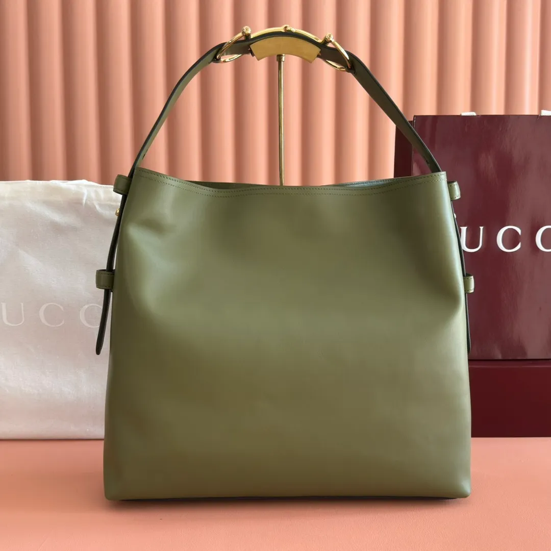 p1760💋💋💋【With full set of original counter gift bag packaging】2025 autumn and winter series, Gucci Beatrix series handbags are crafted from black cow leather material and equipped with iconic horsebit detail shoulder straps, adding brand connotation to the casual silhouette. Gold-toned accessories add a refined touch, and a zippered pocket inside keeps daily essentials secure. Combining elegant design with practical performance, it easily accommodates daily essentials. Black soft glossy calf leather Gold-tone hardware Black cotton and linen blend lining Horsebit detail on shoulder strap Interior: Zip pocket Adjustable shoulder strap Height: 26cm - 33cm; Length: 94cm Ident: 850546. Dimensions: 40cm (width) x 36cm (height) x 12cm (depth) Weight: approx. 1kg Color: green full leather. Made in Italy