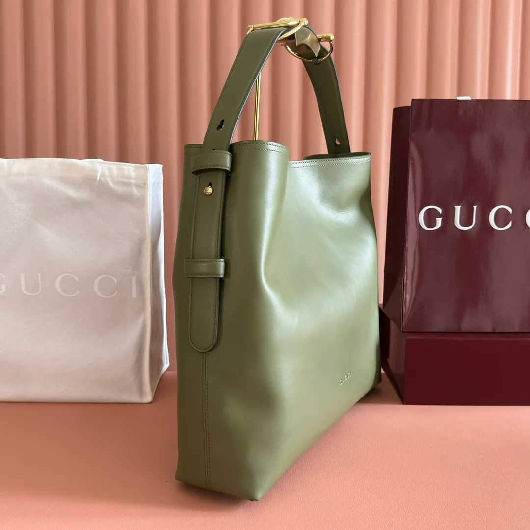p1760💋💋💋【With full set of original counter gift bag packaging】2025 autumn and winter series, Gucci Beatrix series handbags are crafted from black cow leather material and equipped with iconic horsebit detail shoulder straps, adding brand connotation to the casual silhouette. Gold-toned accessories add a refined touch, and a zippered pocket inside keeps daily essentials secure. Combining elegant design with practical performance, it easily accommodates daily essentials. Black soft glossy calf leather Gold-tone hardware Black cotton and linen blend lining Horsebit detail on shoulder strap Interior: Zip pocket Adjustable shoulder strap Height: 26cm - 33cm; Length: 94cm Ident: 850546. Dimensions: 40cm (width) x 36cm (height) x 12cm (depth) Weight: approx. 1kg Color: green full leather. Made in Italy