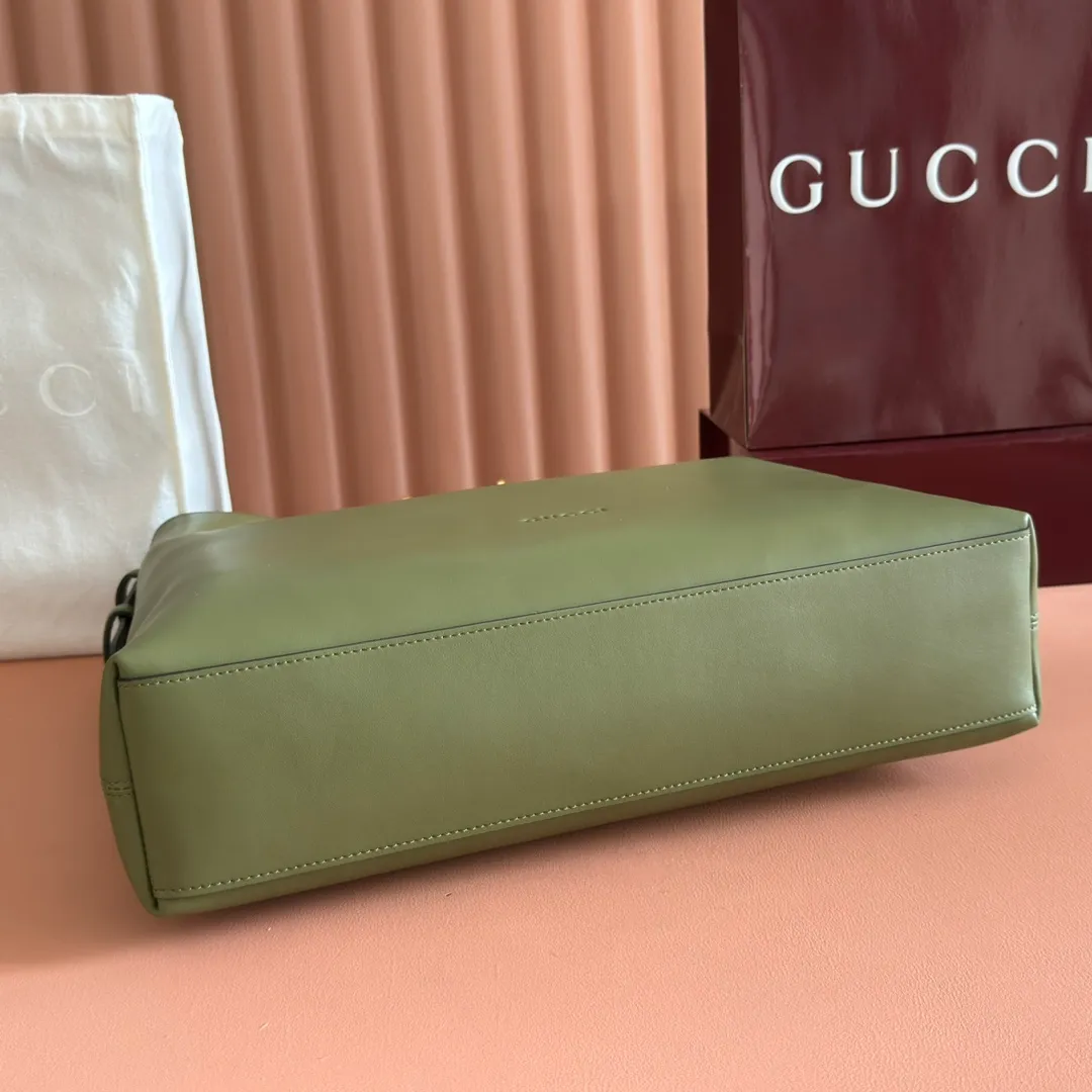 p1760💋💋💋【With full set of original counter gift bag packaging】2025 autumn and winter series, Gucci Beatrix series handbags are crafted from black cow leather material and equipped with iconic horsebit detail shoulder straps, adding brand connotation to the casual silhouette. Gold-toned accessories add a refined touch, and a zippered pocket inside keeps daily essentials secure. Combining elegant design with practical performance, it easily accommodates daily essentials. Black soft glossy calf leather Gold-tone hardware Black cotton and linen blend lining Horsebit detail on shoulder strap Interior: Zip pocket Adjustable shoulder strap Height: 26cm - 33cm; Length: 94cm Ident: 850546. Dimensions: 40cm (width) x 36cm (height) x 12cm (depth) Weight: approx. 1kg Color: green full leather. Made in Italy