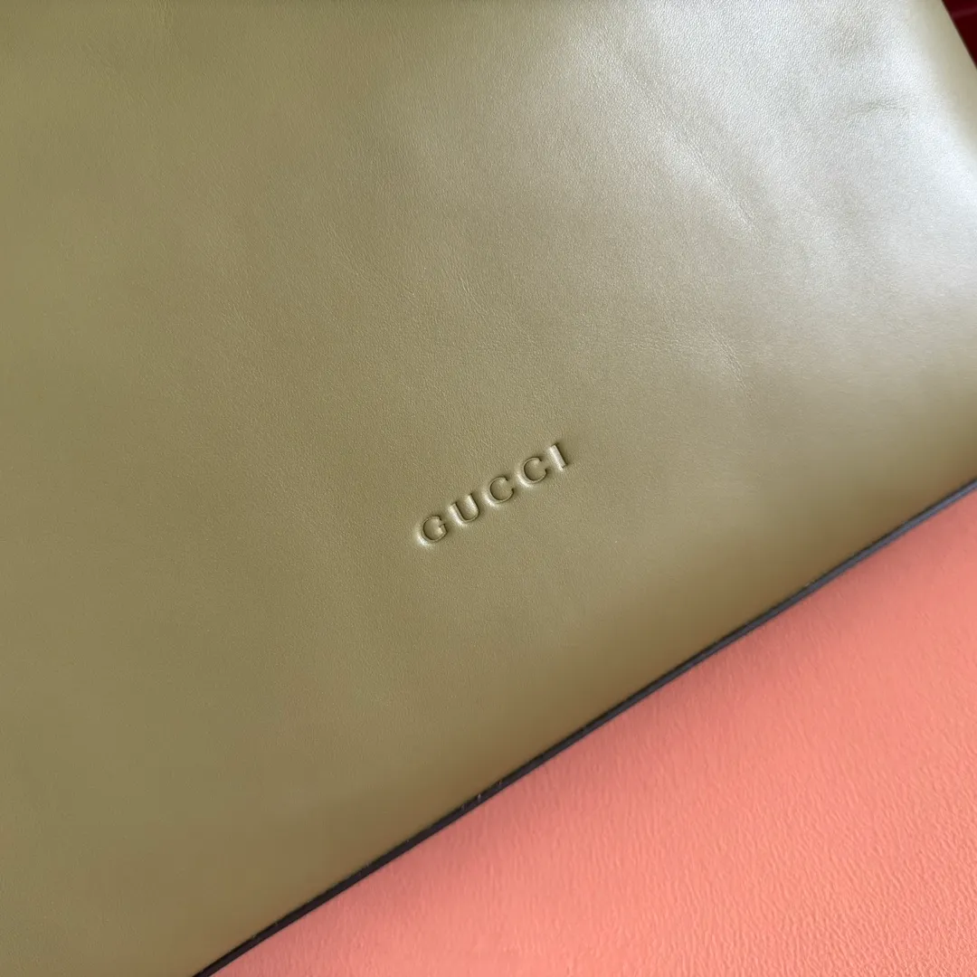 p1760💋💋💋【With full set of original counter gift bag packaging】2025 autumn and winter series, Gucci Beatrix series handbags are crafted from black cow leather material and equipped with iconic horsebit detail shoulder straps, adding brand connotation to the casual silhouette. Gold-toned accessories add a refined touch, and a zippered pocket inside keeps daily essentials secure. Combining elegant design with practical performance, it easily accommodates daily essentials. Black soft glossy calf leather Gold-tone hardware Black cotton and linen blend lining Horsebit detail on shoulder strap Interior: Zip pocket Adjustable shoulder strap Height: 26cm - 33cm; Length: 94cm Ident: 850546. Dimensions: 40cm (width) x 36cm (height) x 12cm (depth) Weight: approx. 1kg Color: green full leather. Made in Italy