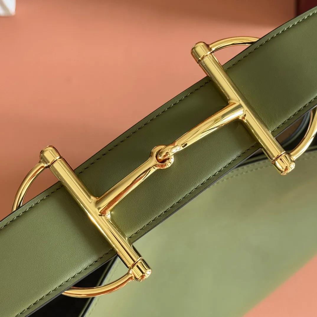 p1760💋💋💋【With full set of original counter gift bag packaging】2025 autumn and winter series, Gucci Beatrix series handbags are crafted from black cow leather material and equipped with iconic horsebit detail shoulder straps, adding brand connotation to the casual silhouette. Gold-toned accessories add a refined touch, and a zippered pocket inside keeps daily essentials secure. Combining elegant design with practical performance, it easily accommodates daily essentials. Black soft glossy calf leather Gold-tone hardware Black cotton and linen blend lining Horsebit detail on shoulder strap Interior: Zip pocket Adjustable shoulder strap Height: 26cm - 33cm; Length: 94cm Ident: 850546. Dimensions: 40cm (width) x 36cm (height) x 12cm (depth) Weight: approx. 1kg Color: green full leather. Made in Italy