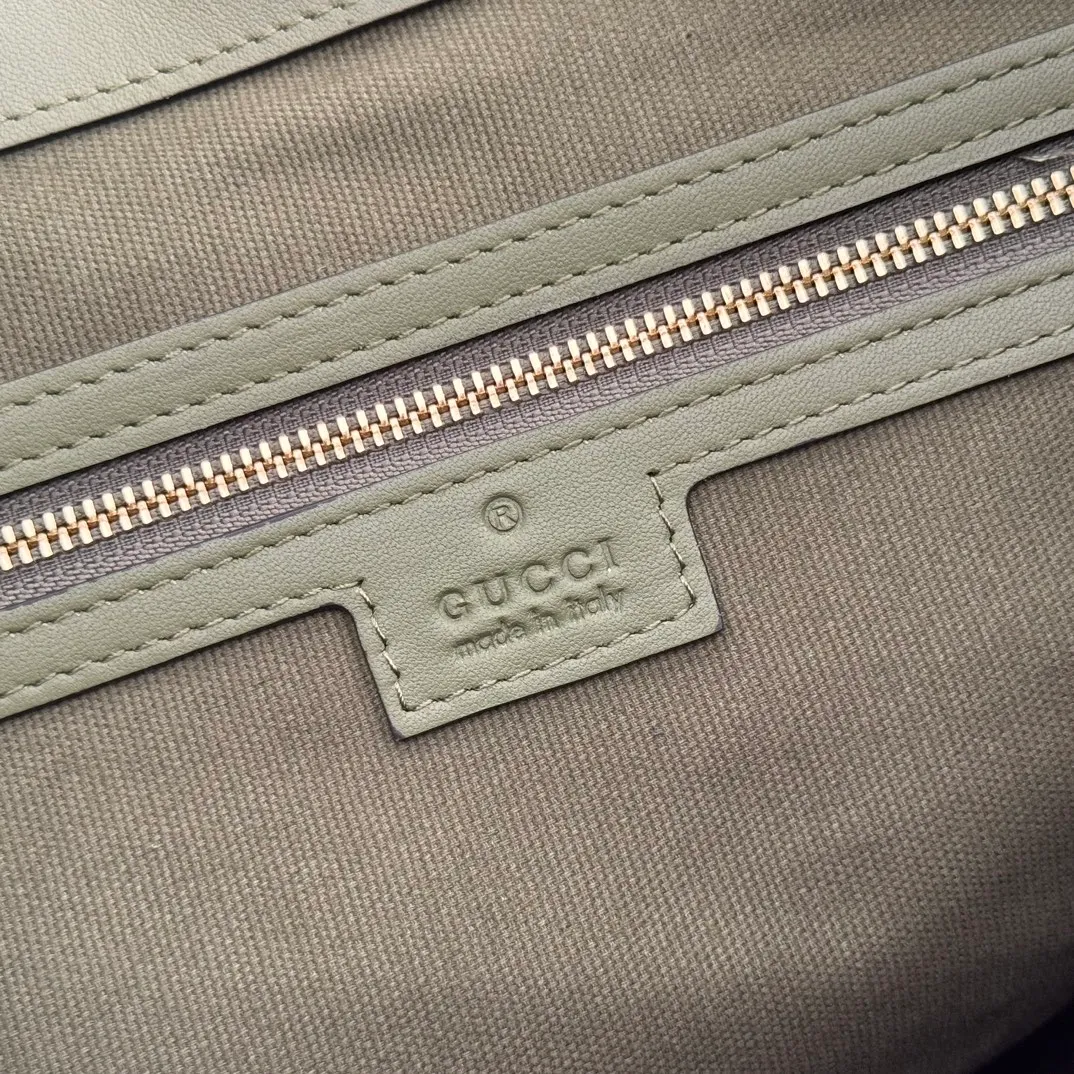 p1760💋💋💋【With full set of original counter gift bag packaging】2025 autumn and winter series, Gucci Beatrix series handbags are crafted from black cow leather material and equipped with iconic horsebit detail shoulder straps, adding brand connotation to the casual silhouette. Gold-toned accessories add a refined touch, and a zippered pocket inside keeps daily essentials secure. Combining elegant design with practical performance, it easily accommodates daily essentials. Black soft glossy calf leather Gold-tone hardware Black cotton and linen blend lining Horsebit detail on shoulder strap Interior: Zip pocket Adjustable shoulder strap Height: 26cm - 33cm; Length: 94cm Ident: 850546. Dimensions: 40cm (width) x 36cm (height) x 12cm (depth) Weight: approx. 1kg Color: green full leather. Made in Italy