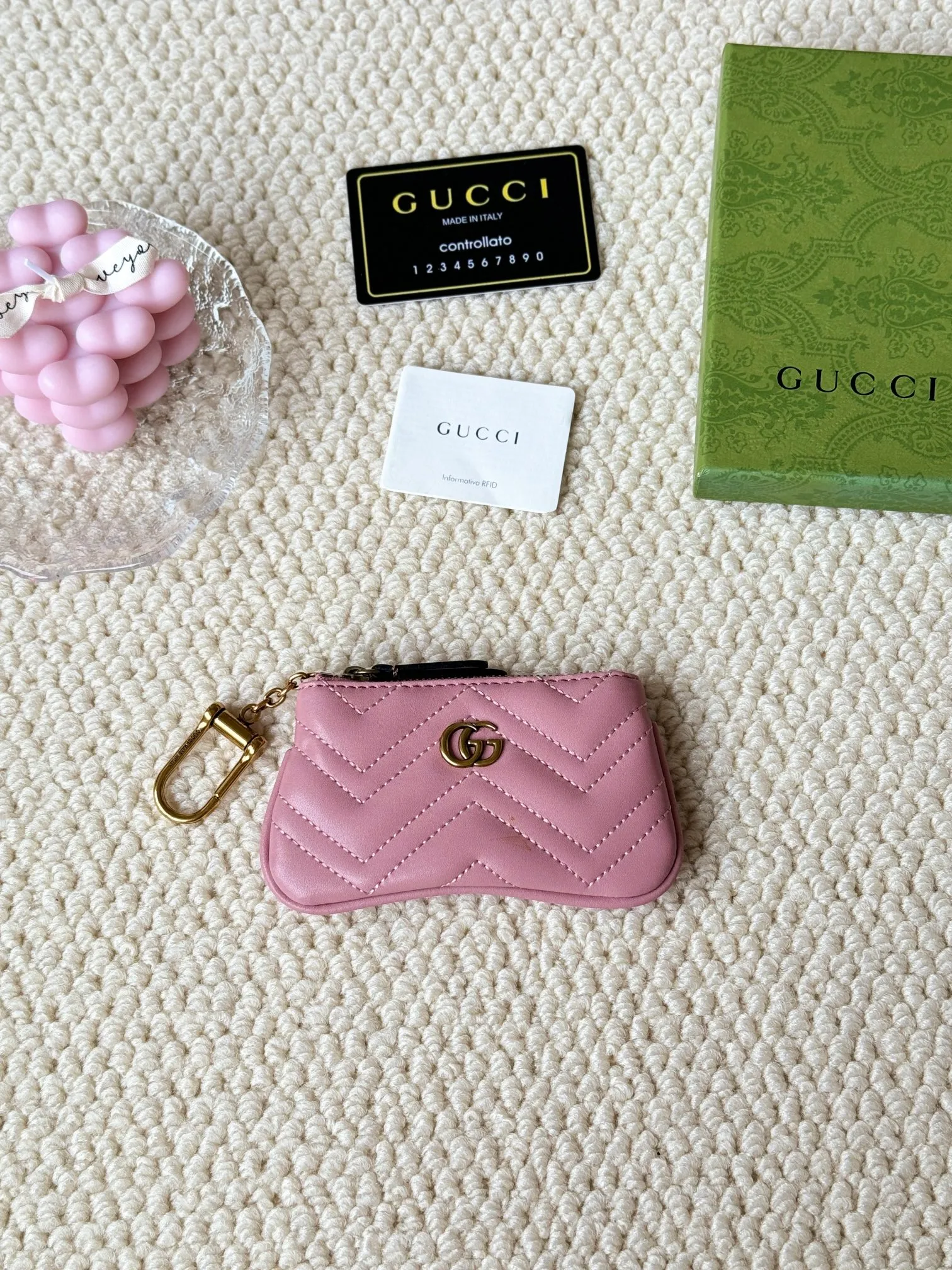 💰140 GUCCI’s new small coin purse is made of calf leather with embroidered wavy pattern, and is matched with exquisite original factory bronze double G hardware and flexible and unique hook buckle. It is small and exquisite, but has great effect. Model: 671773 Size: 12.5x7x1.5cm