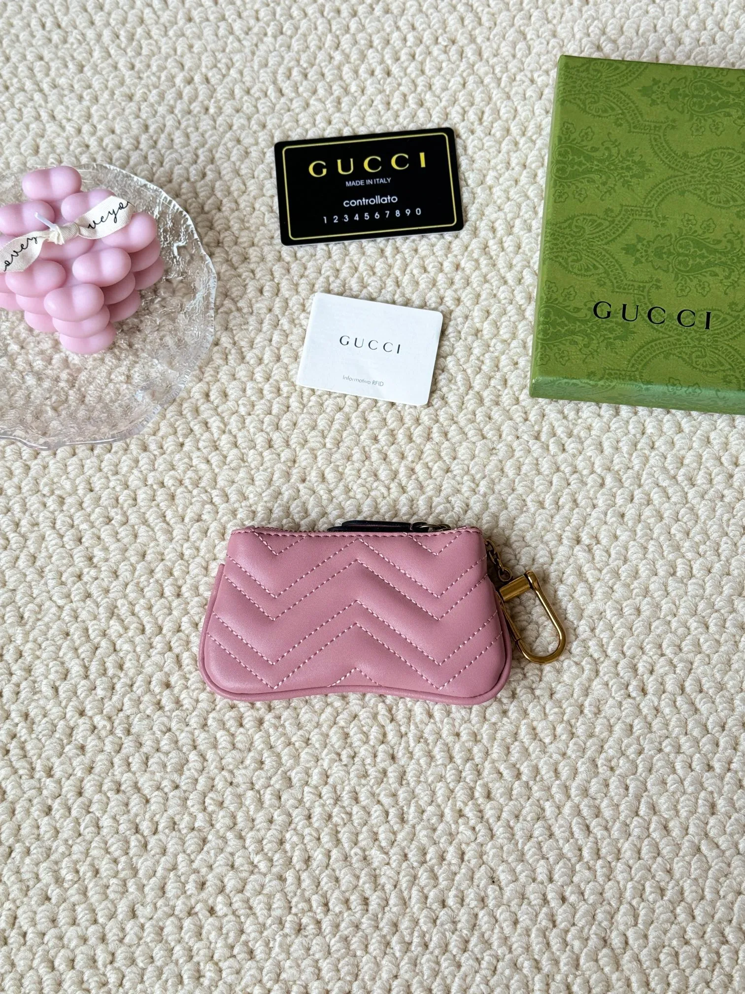 💰140 GUCCI’s new small coin purse is made of calf leather with embroidered wavy pattern, and is matched with exquisite original factory bronze double G hardware and flexible and unique hook buckle. It is small and exquisite, but has great effect. Model: 671773 Size: 12.5x7x1.5cm