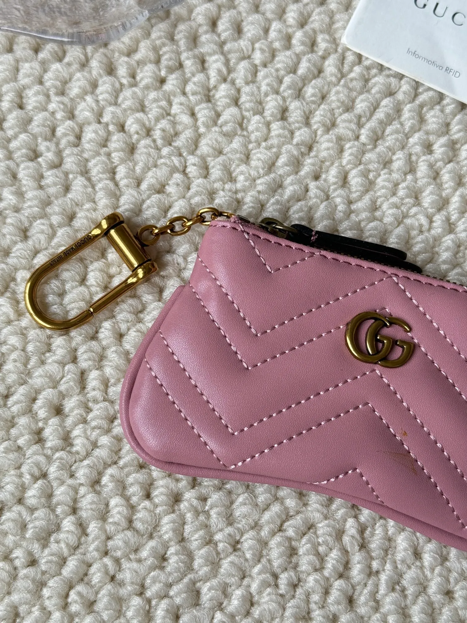 💰140 GUCCI’s new small coin purse is made of calf leather with embroidered wavy pattern, and is matched with exquisite original factory bronze double G hardware and flexible and unique hook buckle. It is small and exquisite, but has great effect. Model: 671773 Size: 12.5x7x1.5cm