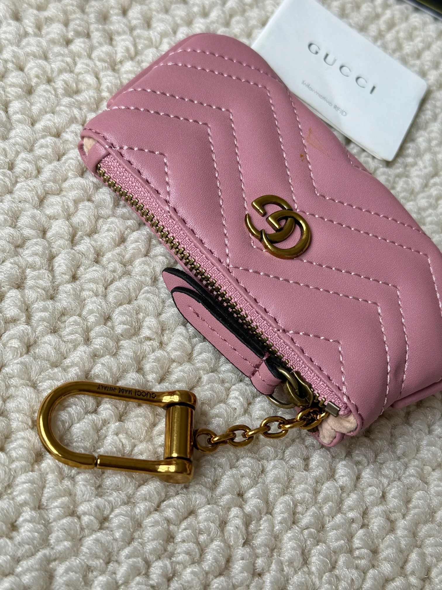💰140 GUCCI’s new small coin purse is made of calf leather with embroidered wavy pattern, and is matched with exquisite original factory bronze double G hardware and flexible and unique hook buckle. It is small and exquisite, but has great effect. Model: 671773 Size: 12.5x7x1.5cm