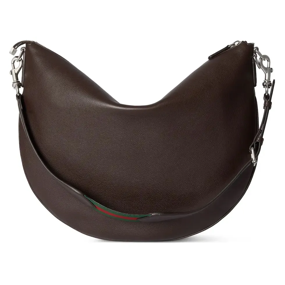💕💕The 2025 early spring series presents the Gucci Body double-lock handbag. The name comes from the archive design, which has been reinterpreted in a casual silhouette with a full drape. This shoulder bag is crafted from dark brown GG grained leather and has a D-ring on the outside for hanging various small items, completing the style. Dark brown GG grained leather. Also equipped with D-ring for attaching removable items. Interior: one zip pocket, one leather open pocket and one D-ring. Removable and adjustable shoulder strap (30 cm high); length adjustable between 77 cm and 87 cm. Zip closure. Model: 800194. Dimensions: 39cm (length) x 50cm (width) x 3cm (thickness) Weight: about 1.25kg Color: brown full leather/original leather. Made in Italy