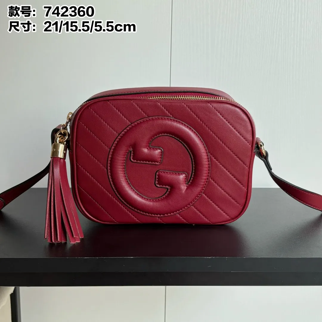 Upgraded version of real shot 💰240 𝐆𝐮𝐜𝐜𝐢 𝐁𝐥𝐨𝐧𝐝𝐢𝐞 camera bag Model: 742360 first-layer cowhide Size: 21*15.5*5.5cm The new upgraded style is more attractive! The capacity is adequate ~ the shoulder straps are adjustable