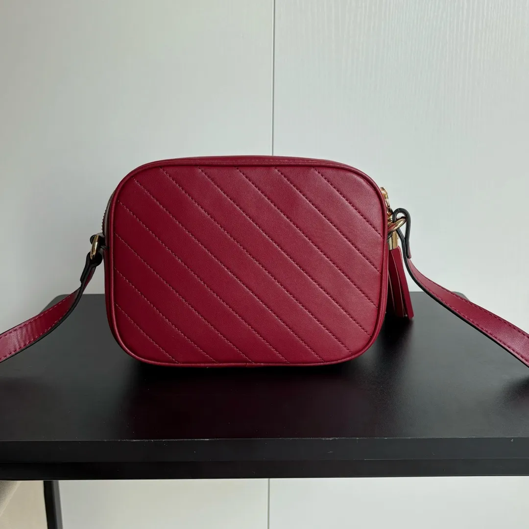 Upgraded version of real shot 💰240 𝐆𝐮𝐜𝐜𝐢 𝐁𝐥𝐨𝐧𝐝𝐢𝐞 camera bag Model: 742360 first-layer cowhide Size: 21*15.5*5.5cm The new upgraded style is more attractive! The capacity is adequate ~ the shoulder straps are adjustable