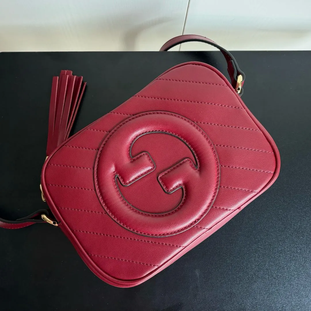Upgraded version of real shot 💰240 𝐆𝐮𝐜𝐜𝐢 𝐁𝐥𝐨𝐧𝐝𝐢𝐞 camera bag Model: 742360 first-layer cowhide Size: 21*15.5*5.5cm The new upgraded style is more attractive! The capacity is adequate ~ the shoulder straps are adjustable