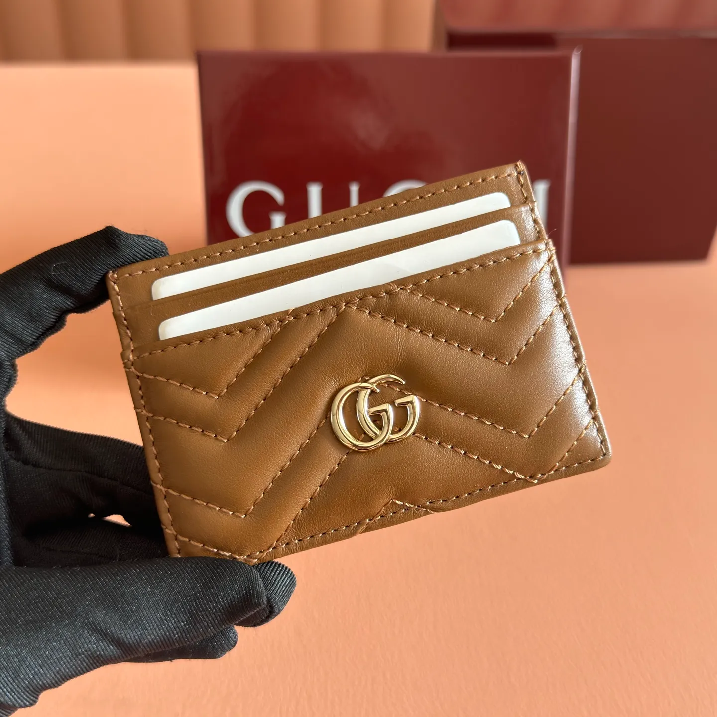 p280. 📣📣📣【Original leather accessories🌈(Cdfmall Sanya Duty Free Shop Handbag)🔥🔥 GG Marmont series quilted card holder. Gucci's classic small accessories continue to inject new vitality into the brand's evolving aesthetic concept. As a masterpiece of the 2023 spring and summer series, the leather goods series is presented in rose beige, and the delicate and elegant tone announces the arrival of the new season. It is elegantly presented in the Marmont collection card holder with matching accessories in rose beige V-shaped matelassé leather, brass hardware with rose beige ceramic effect finish, double G in moiré fabric, four card compartments. Dimensions: 10 cm (W) x 7 cm (H) Colour: Brown light gold/G Original leather.