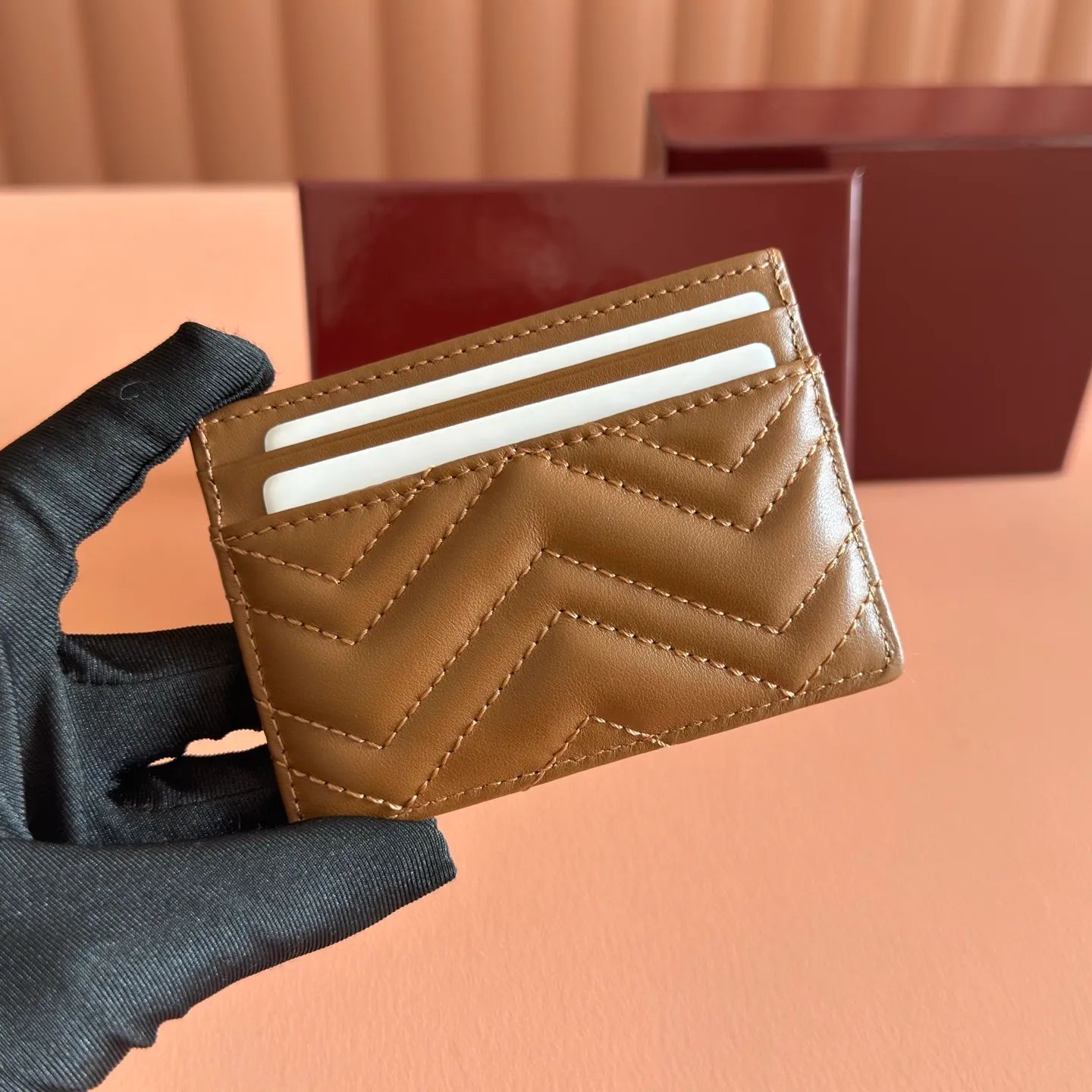 p280. 📣📣📣【Original leather accessories🌈(Cdfmall Sanya Duty Free Shop Handbag)🔥🔥 GG Marmont series quilted card holder. Gucci's classic small accessories continue to inject new vitality into the brand's evolving aesthetic concept. As a masterpiece of the 2023 spring and summer series, the leather goods series is presented in rose beige, and the delicate and elegant tone announces the arrival of the new season. It is elegantly presented in the Marmont collection card holder with matching accessories in rose beige V-shaped matelassé leather, brass hardware with rose beige ceramic effect finish, double G in moiré fabric, four card compartments. Dimensions: 10 cm (W) x 7 cm (H) Colour: Brown light gold/G Original leather.