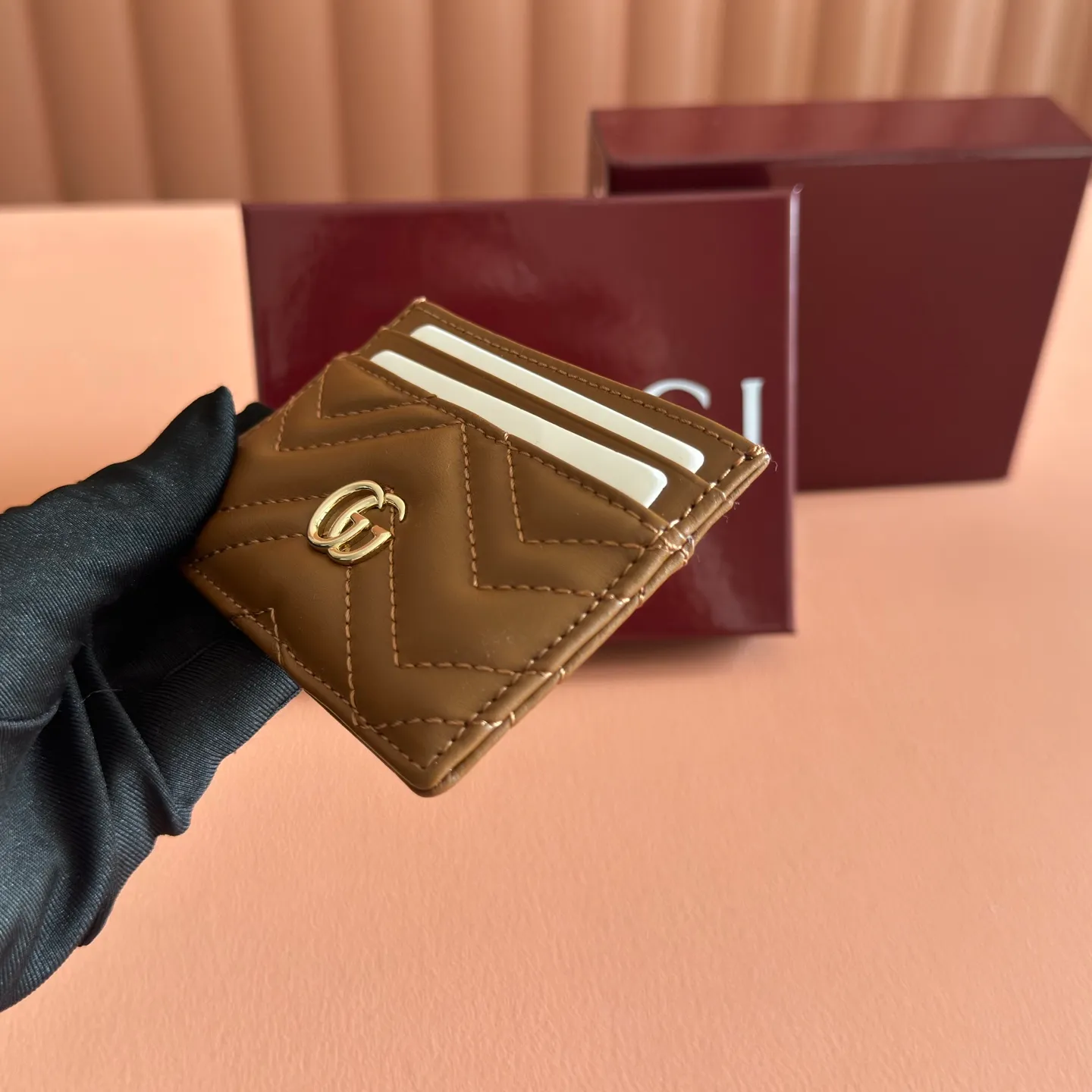 p280. 📣📣📣【Original leather accessories🌈(Cdfmall Sanya Duty Free Shop Handbag)🔥🔥 GG Marmont series quilted card holder. Gucci's classic small accessories continue to inject new vitality into the brand's evolving aesthetic concept. As a masterpiece of the 2023 spring and summer series, the leather goods series is presented in rose beige, and the delicate and elegant tone announces the arrival of the new season. It is elegantly presented in the Marmont collection card holder with matching accessories in rose beige V-shaped matelassé leather, brass hardware with rose beige ceramic effect finish, double G in moiré fabric, four card compartments. Dimensions: 10 cm (W) x 7 cm (H) Colour: Brown light gold/G Original leather.