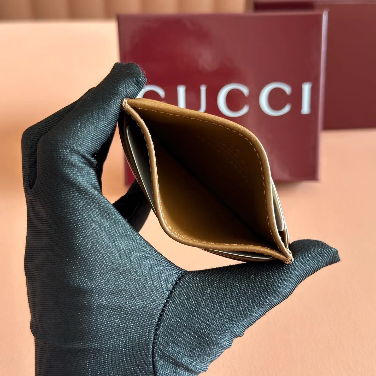 p280. 📣📣📣【Original leather accessories🌈(Cdfmall Sanya Duty Free Shop Handbag)🔥🔥 GG Marmont series quilted card holder. Gucci's classic small accessories continue to inject new vitality into the brand's evolving aesthetic concept. As a masterpiece of the 2023 spring and summer series, the leather goods series is presented in rose beige, and the delicate and elegant tone announces the arrival of the new season. It is elegantly presented in the Marmont collection card holder with matching accessories in rose beige V-shaped matelassé leather, brass hardware with rose beige ceramic effect finish, double G in moiré fabric, four card compartments. Dimensions: 10 cm (W) x 7 cm (H) Colour: Brown light gold/G Original leather.