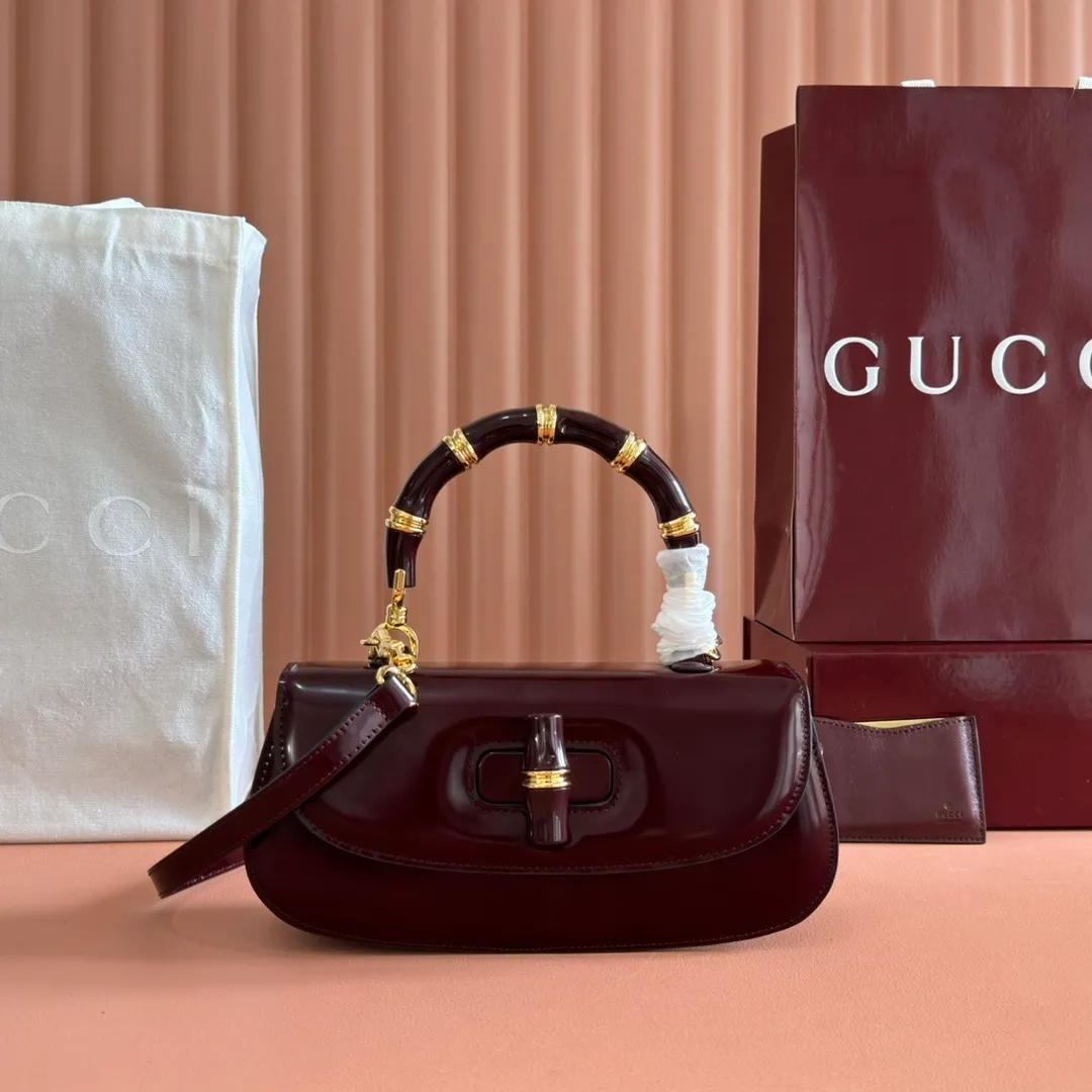 p1680. 💋💋💋 Equipped with full counter packaging [New Product] This small handbag reinterprets the iconic bamboo-shaped accessories with resin and brass details, adding another dazzling masterpiece to the 2025 spring and summer series. The Gucci Bamboo Diva tote adds a pop of color to any look. White glossy buffed leather Resin and brass bamboo hardware Three-level articulated compartments White leather lining Interior: One zippered pocket and a mirror with removable pocket Handle height 10cm Removable and adjustable leather shoulder strap (50cm high); length adjustable between 100cm and 116cm Bamboo lock Model number: 827750 Dimensions: 26.6cm (width) x 13cm (h) x 8 cm (depth) Weight: about 0.9 kg Color: Anko full leather/original leather. Made in Italy