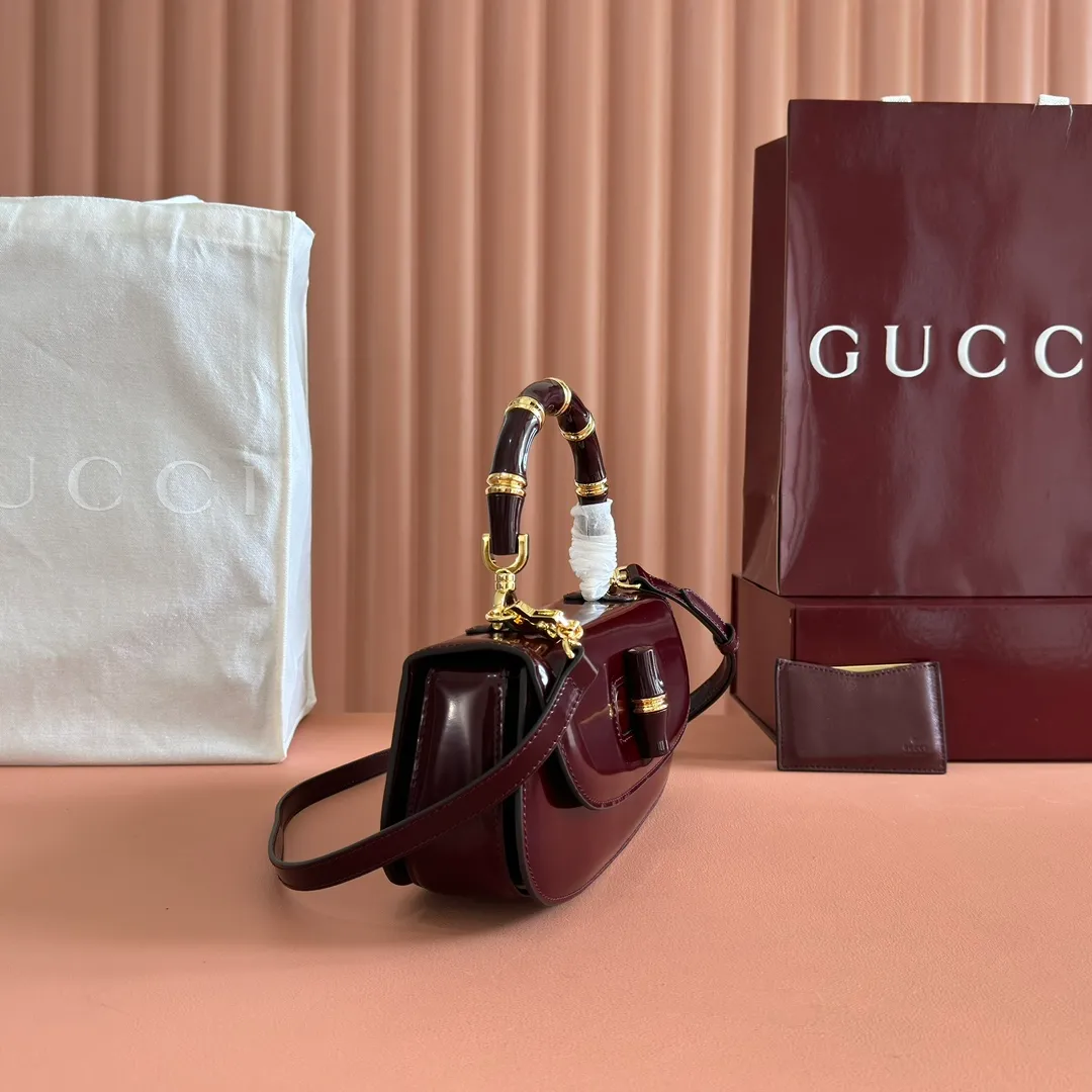 p1680. 💋💋💋 Equipped with full counter packaging [New Product] This small handbag reinterprets the iconic bamboo-shaped accessories with resin and brass details, adding another dazzling masterpiece to the 2025 spring and summer series. The Gucci Bamboo Diva tote adds a pop of color to any look. White glossy buffed leather Resin and brass bamboo hardware Three-level articulated compartments White leather lining Interior: One zippered pocket and a mirror with removable pocket Handle height 10cm Removable and adjustable leather shoulder strap (50cm high); length adjustable between 100cm and 116cm Bamboo lock Model number: 827750 Dimensions: 26.6cm (width) x 13cm (h) x 8 cm (depth) Weight: about 0.9 kg Color: Anko full leather/original leather. Made in Italy