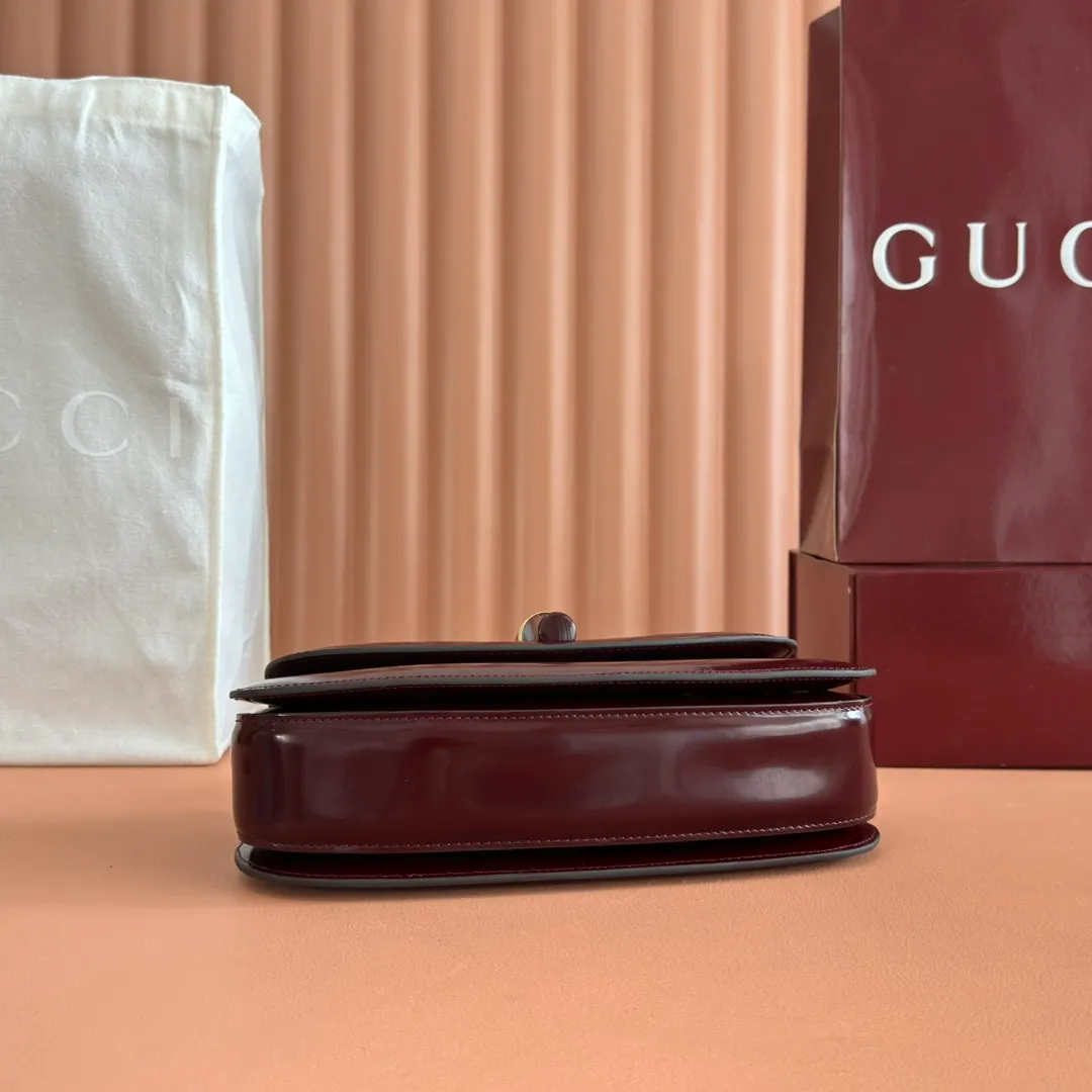 p1680. 💋💋💋 Equipped with full counter packaging [New Product] This small handbag reinterprets the iconic bamboo-shaped accessories with resin and brass details, adding another dazzling masterpiece to the 2025 spring and summer series. The Gucci Bamboo Diva tote adds a pop of color to any look. White glossy buffed leather Resin and brass bamboo hardware Three-level articulated compartments White leather lining Interior: One zippered pocket and a mirror with removable pocket Handle height 10cm Removable and adjustable leather shoulder strap (50cm high); length adjustable between 100cm and 116cm Bamboo lock Model number: 827750 Dimensions: 26.6cm (width) x 13cm (h) x 8 cm (depth) Weight: about 0.9 kg Color: Anko full leather/original leather. Made in Italy