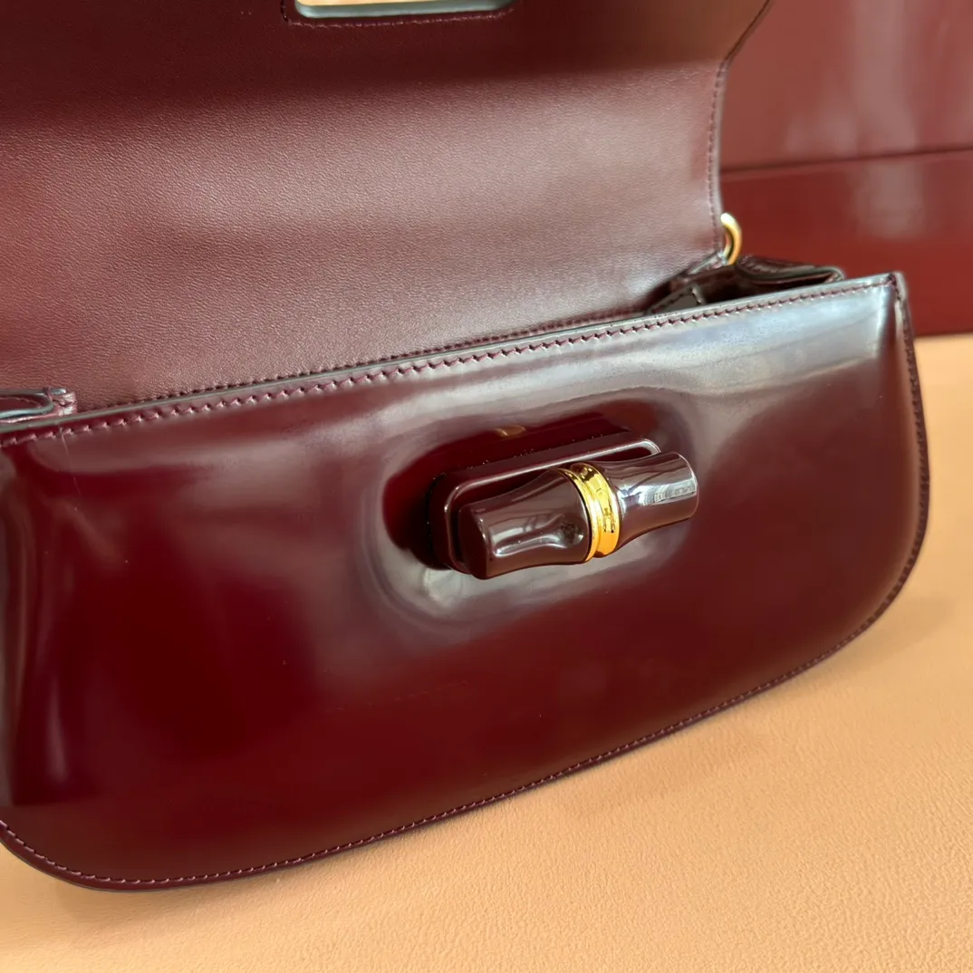 p1680. 💋💋💋 Equipped with full counter packaging [New Product] This small handbag reinterprets the iconic bamboo-shaped accessories with resin and brass details, adding another dazzling masterpiece to the 2025 spring and summer series. The Gucci Bamboo Diva tote adds a pop of color to any look. White glossy buffed leather Resin and brass bamboo hardware Three-level articulated compartments White leather lining Interior: One zippered pocket and a mirror with removable pocket Handle height 10cm Removable and adjustable leather shoulder strap (50cm high); length adjustable between 100cm and 116cm Bamboo lock Model number: 827750 Dimensions: 26.6cm (width) x 13cm (h) x 8 cm (depth) Weight: about 0.9 kg Color: Anko full leather/original leather. Made in Italy