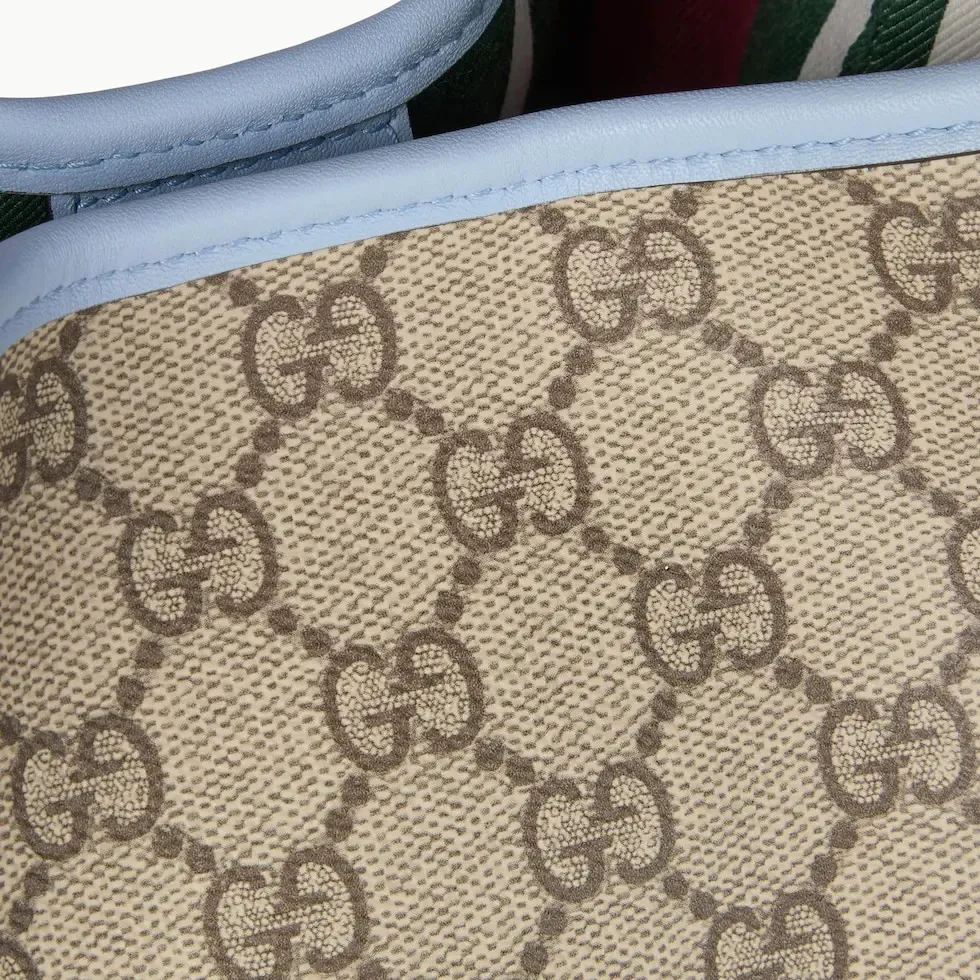 💕💕The GG Emblem series reinterprets the brand’s timeless elegance and exquisite craftsmanship. This bucket bag is lined in webbed cotton and features an internal compartment for added functionality. New GG monogram coated fabric in beige and dark brown Light blue leather trim Light gold tone hardware Red and green web cotton lining The bag pictured is sold separately and does not come with the bag charm. Top handle with hook closure (height: 14 cm) Additional D-ring for attaching removable items Interior: two compartments and a central snap-stud compartment Removable and adjustable leather shoulder strap (height: 52 cm - 57.5 cm; length: 107 cm - 114 cm) Magnetic snap closure Ident.: 815118. Dimensions: 19 cm (width) x 18 cm (height) x 11 cm (depth) Weight: about 0.45 kg Color: brown pvc/original leather. Made in Italy