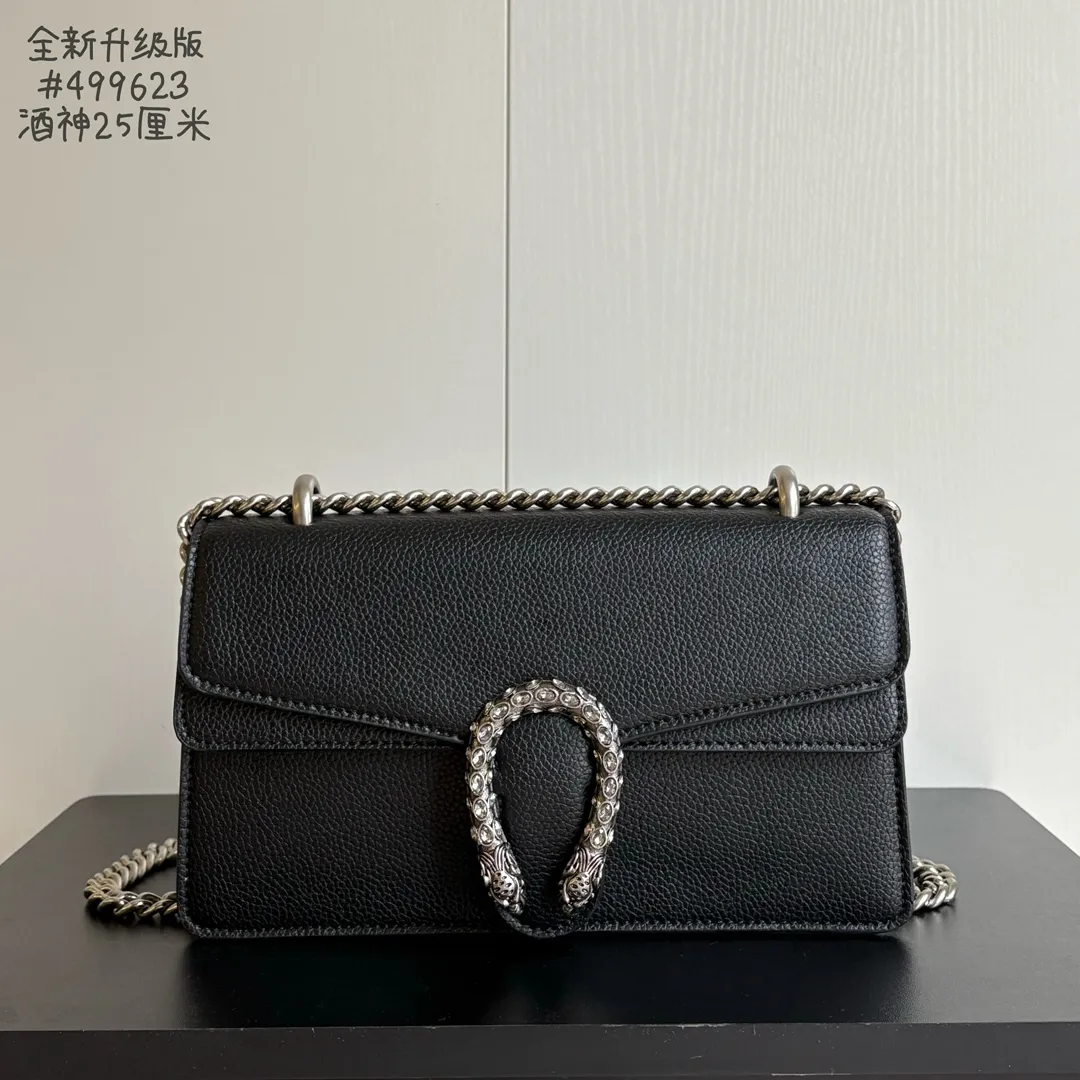 New upgraded version of real shot #💰320 Model: 499623 Black Leather Size: 25x14x8cm 𝙂𝙪𝙘𝙘𝙞 𝘿𝙞𝙤𝙣𝙮𝙨𝙪𝙨Diamond Button Bacchus True Fragrance Series Warning, it’s amazing. It retains the perfect pedigree of the Bacchus bag, but opens the era of Bacchus innovation! The most valuable part of the entire bag is the tiger head diamond buckle, a palace-level treasure item. Not a market product. The weight is very light and the size is perfect. Highly recommended.