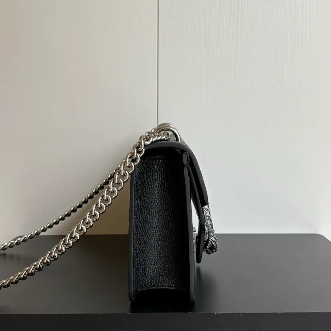 New upgraded version of real shot #💰320 Model: 499623 Black Leather Size: 25x14x8cm 𝙂𝙪𝙘𝙘𝙞 𝘿𝙞𝙤𝙣𝙮𝙨𝙪𝙨Diamond Button Bacchus True Fragrance Series Warning, it’s amazing. It retains the perfect pedigree of the Bacchus bag, but opens the era of Bacchus innovation! The most valuable part of the entire bag is the tiger head diamond buckle, a palace-level treasure item. Not a market product. The weight is very light and the size is perfect. Highly recommended.