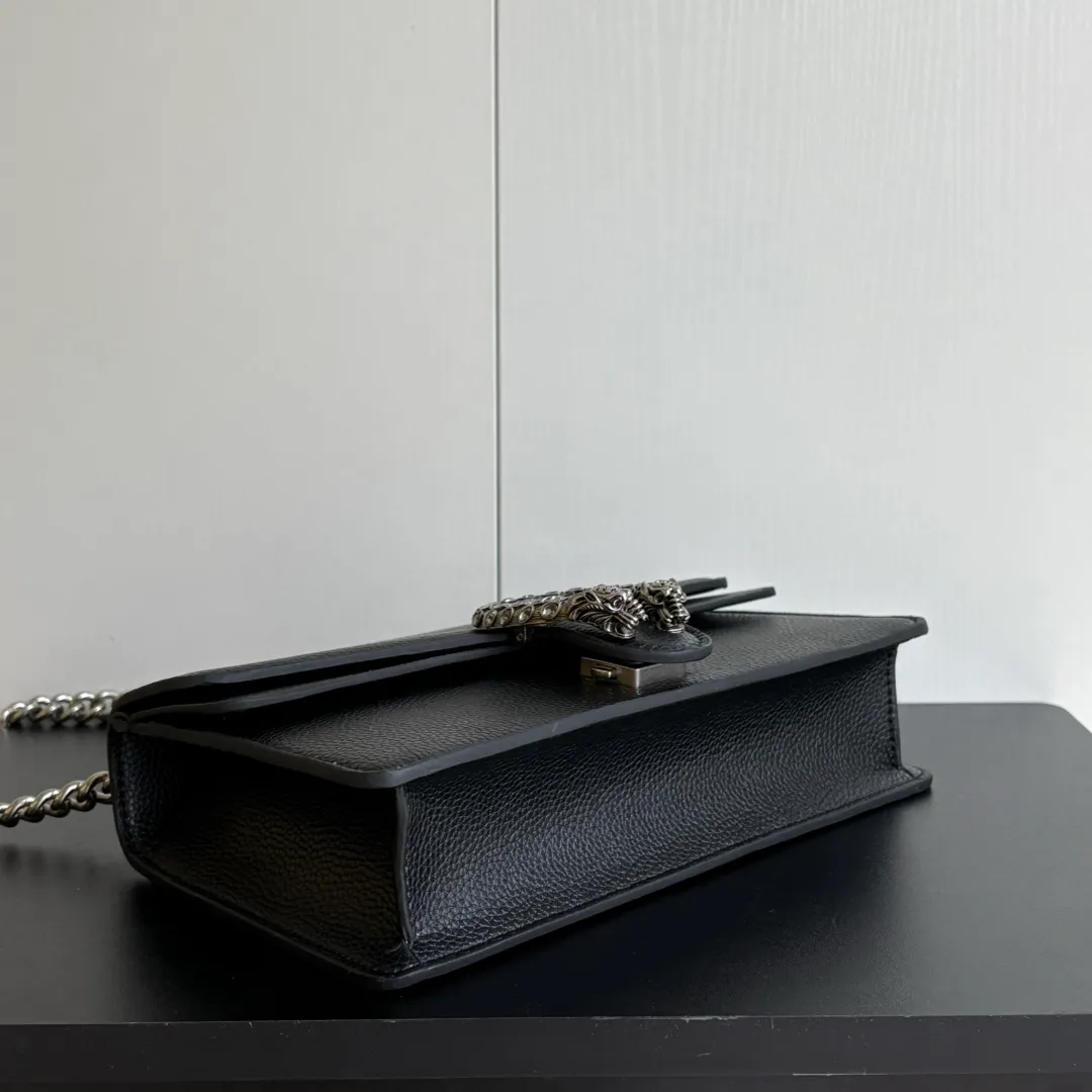 New upgraded version of real shot #💰320 Model: 499623 Black Leather Size: 25x14x8cm 𝙂𝙪𝙘𝙘𝙞 𝘿𝙞𝙤𝙣𝙮𝙨𝙪𝙨Diamond Button Bacchus True Fragrance Series Warning, it’s amazing. It retains the perfect pedigree of the Bacchus bag, but opens the era of Bacchus innovation! The most valuable part of the entire bag is the tiger head diamond buckle, a palace-level treasure item. Not a market product. The weight is very light and the size is perfect. Highly recommended.