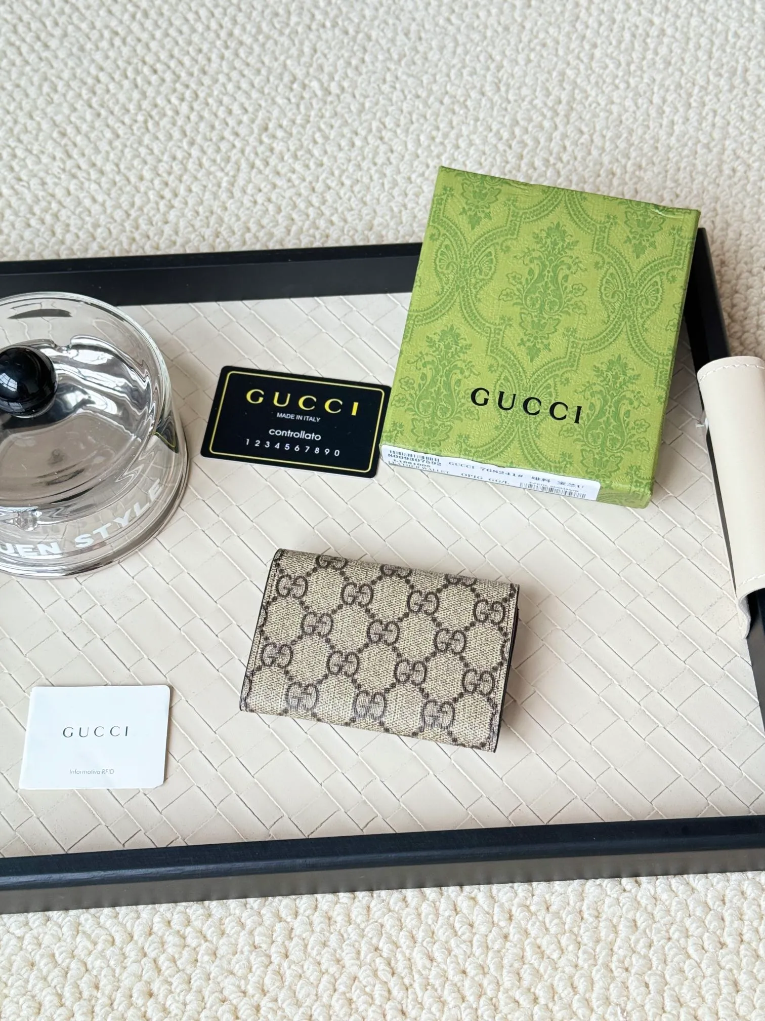 💰120 Gucci multi-functional card holder, lined with brightly colored lining, and the design of the coin bag is more practical. No.: 768241 Dimensions: 10.5x 7.0x 2.0 cm Small and exquisitely designed card holder, perfect for handbags or briefcases, both practical and beautiful!