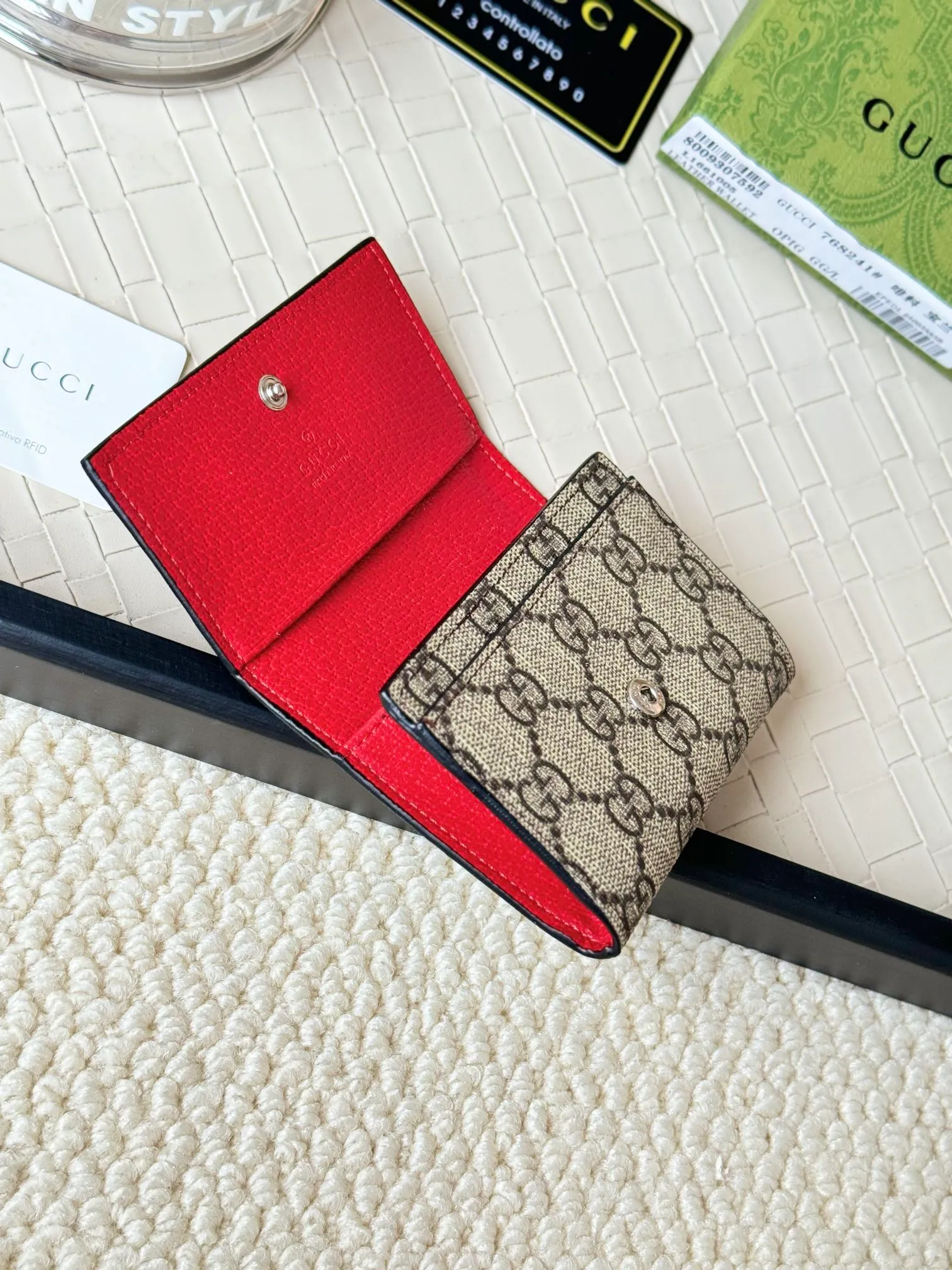 💰120 Gucci multi-functional card holder, lined with brightly colored lining, and the design of the coin bag is more practical. No.: 768241 Dimensions: 10.5x 7.0x 2.0 cm Small and exquisitely designed card holder, perfect for handbags or briefcases, both practical and beautiful!
