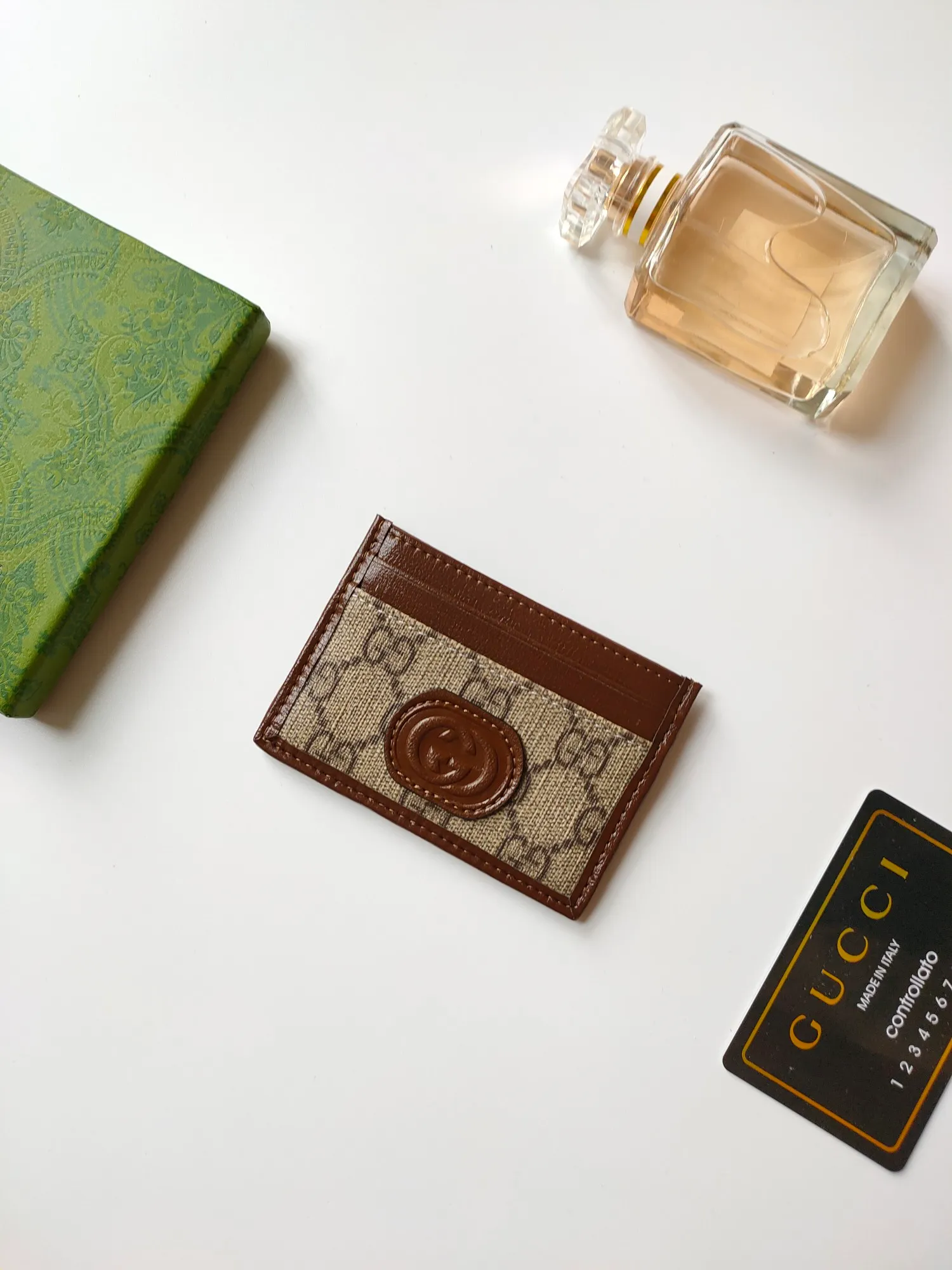 ￥90 [Rose] This Gucci card holder is ingeniously decorated with different styles of brand logos [Celebration] The black GG Supreme canvas material and the oval interlocking double G logo complement each other, highlighting the elegance and extraordinary charm. Two archival details blend together to give this accessory a vintage feel. Style number: 673002 Size: 10x 7cm