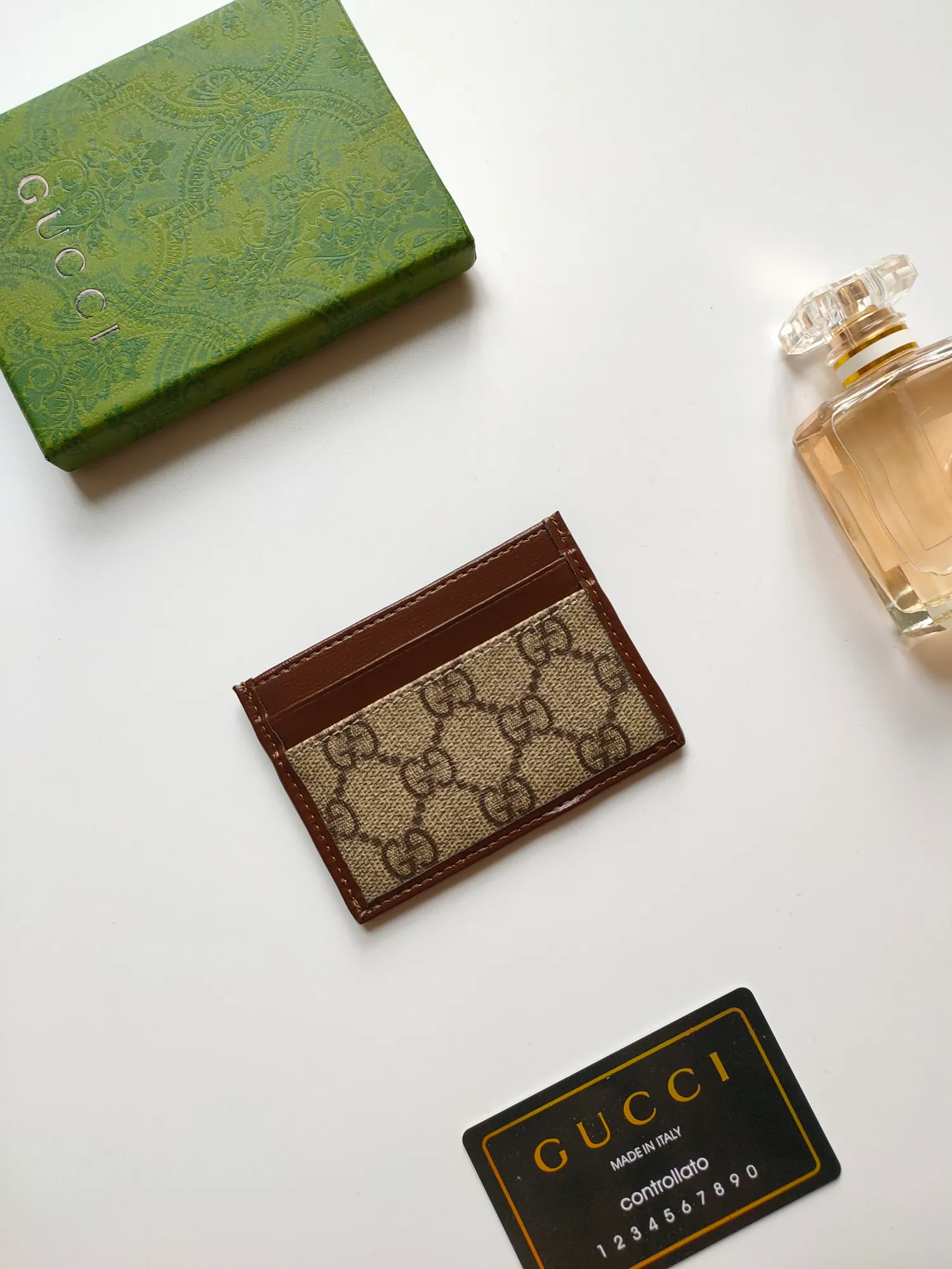 ￥90 [Rose] This Gucci card holder is ingeniously decorated with different styles of brand logos [Celebration] The black GG Supreme canvas material and the oval interlocking double G logo complement each other, highlighting the elegance and extraordinary charm. Two archival details blend together to give this accessory a vintage feel. Style number: 673002 Size: 10x 7cm