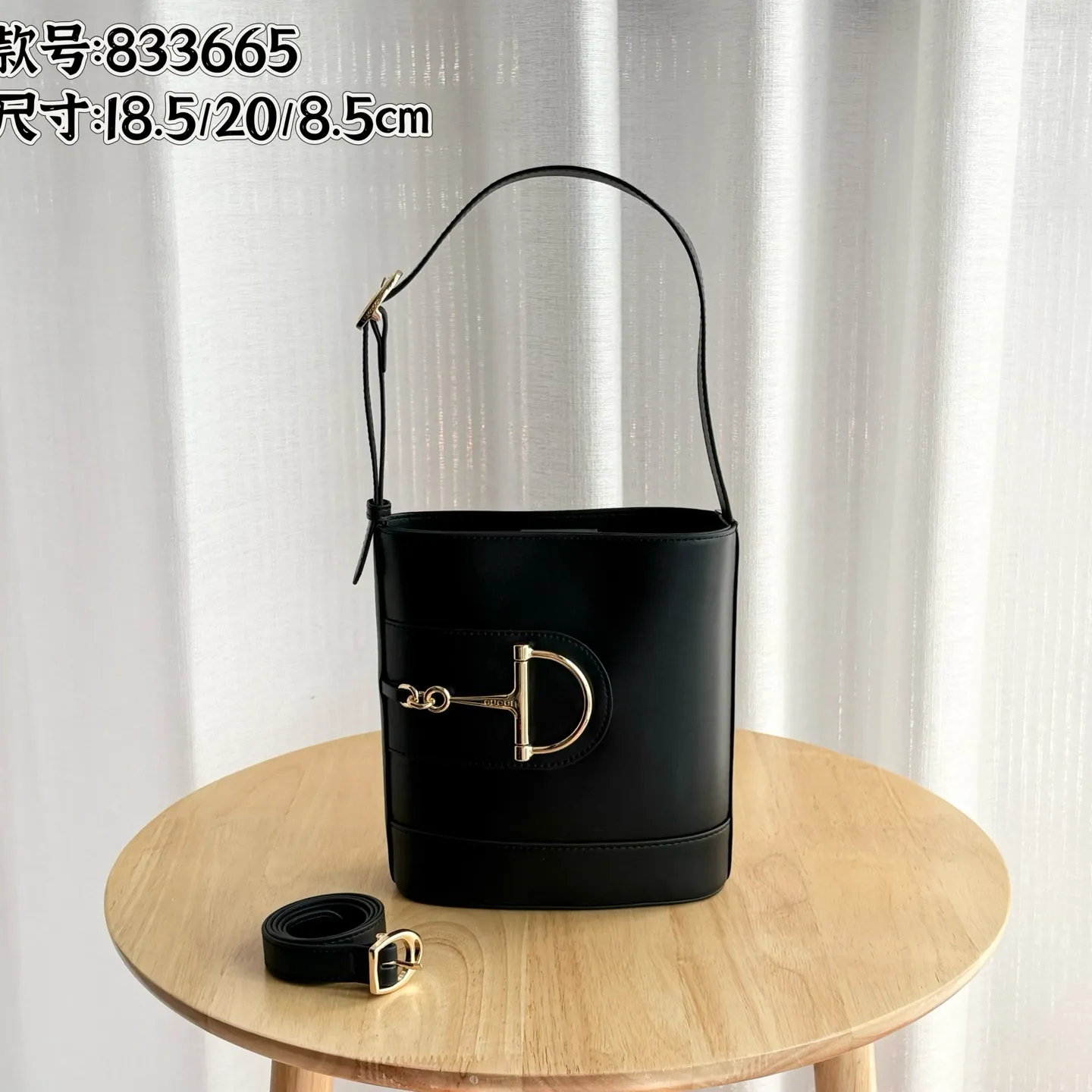 Actual shot #💰300 Style number: 833665 Size: 18.5x20x8.5cm In the 2025 spring and summer series, Gucci 73 series takes creative inspiration from a collection bucket bag launched in the same year as its series name. This bag uses a modern aesthetic to interpret the horsebit-shaped accessories. It can be worn cross-body, on the shoulder, or as a handbag.