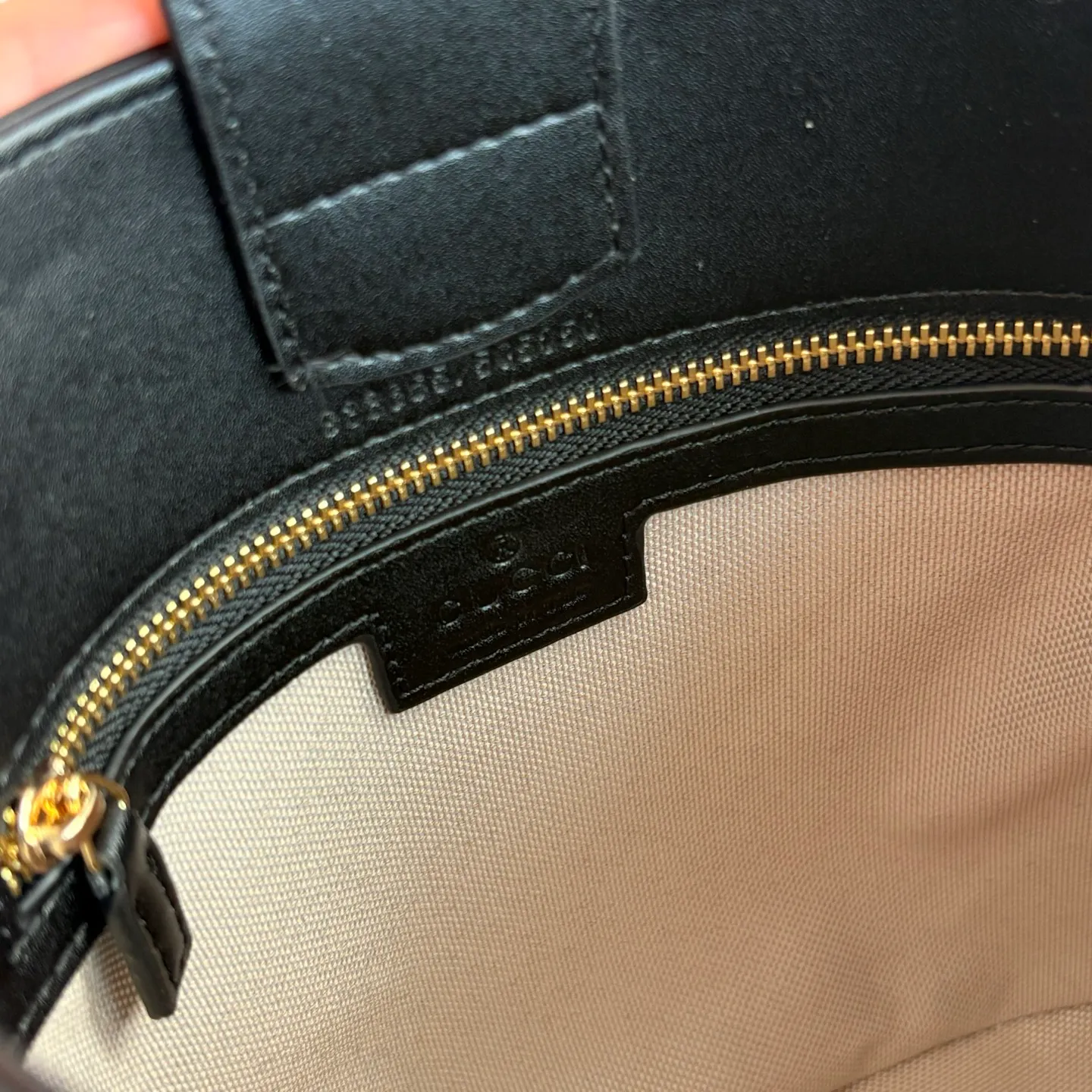 Actual shot #💰300 Style number: 833665 Size: 18.5x20x8.5cm In the 2025 spring and summer series, Gucci 73 series takes creative inspiration from a collection bucket bag launched in the same year as its series name. This bag uses a modern aesthetic to interpret the horsebit-shaped accessories. It can be worn cross-body, on the shoulder, or as a handbag.