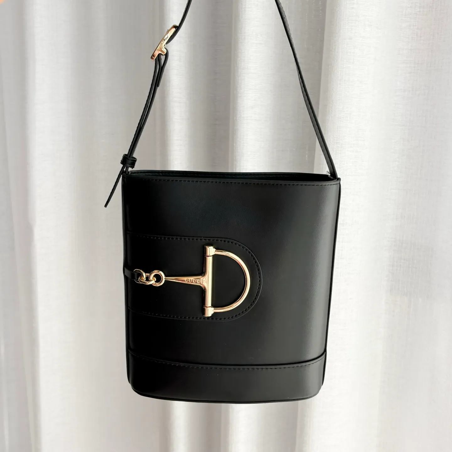 Actual shot #💰300 Style number: 833665 Size: 18.5x20x8.5cm In the 2025 spring and summer series, Gucci 73 series takes creative inspiration from a collection bucket bag launched in the same year as its series name. This bag uses a modern aesthetic to interpret the horsebit-shaped accessories. It can be worn cross-body, on the shoulder, or as a handbag.
