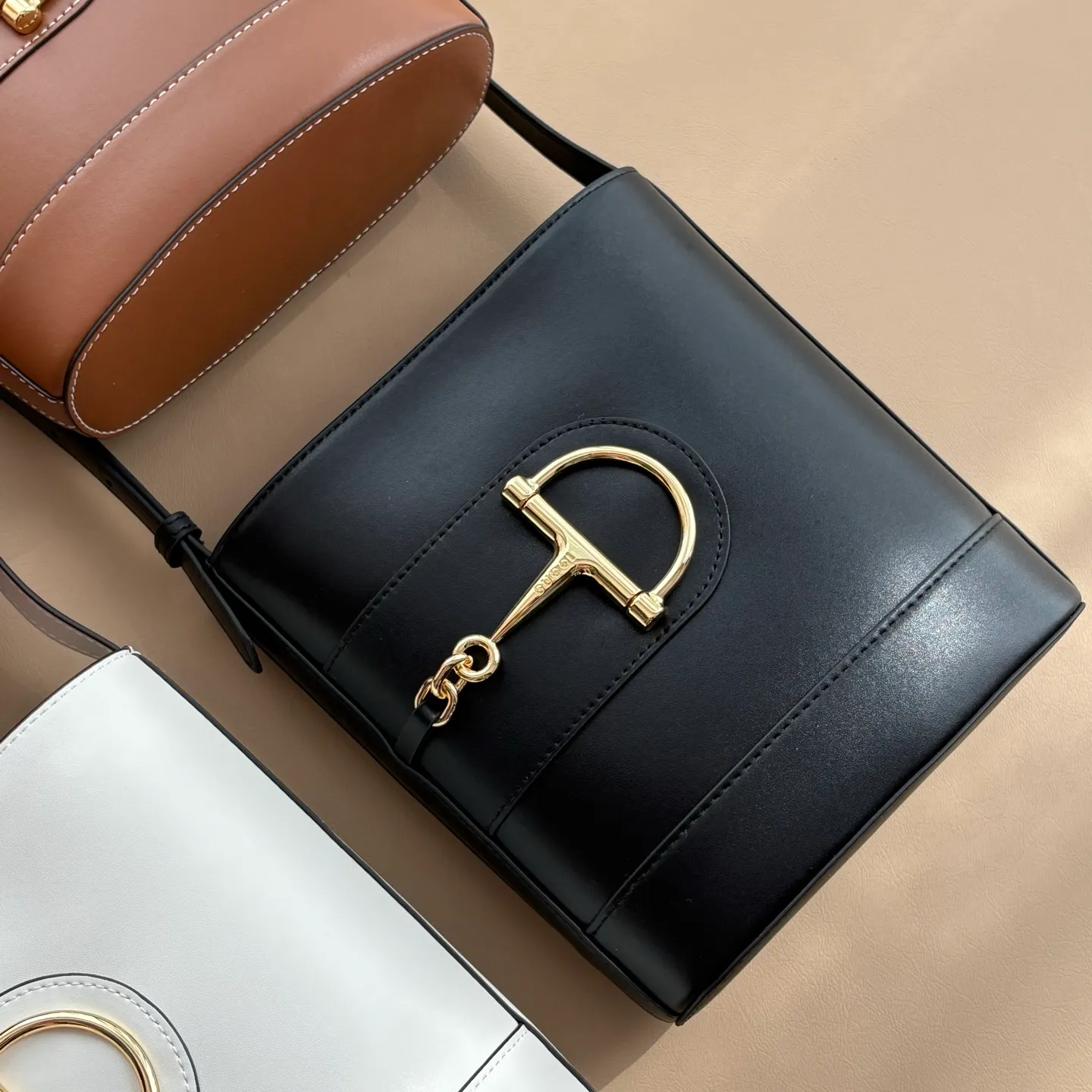 Actual shot #💰300 Style number: 833665 Size: 18.5x20x8.5cm In the 2025 spring and summer series, Gucci 73 series takes creative inspiration from a collection bucket bag launched in the same year as its series name. This bag uses a modern aesthetic to interpret the horsebit-shaped accessories. It can be worn cross-body, on the shoulder, or as a handbag.