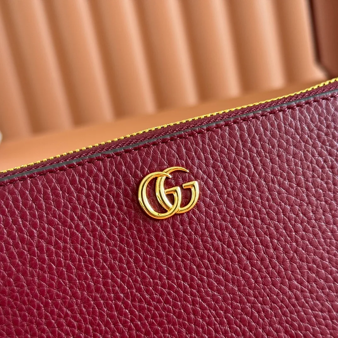p520. 💋💋💋"With full original packaging" GG Marmont series long clip. This GG Marmont series wallet is made of classic and durable black leather, adding another classic to the "Aria-Fashion Aria" series. The Double G accessory originates from the belt buckle design of the 1970s, and is reinterpreted on this wallet in tone-on-tone resin. The classic design is combined with a monochromatic color scheme to highlight the modern fashion style. Model: 739499. Size: 19.5*11*3cm. Color: Encore/original leather.
