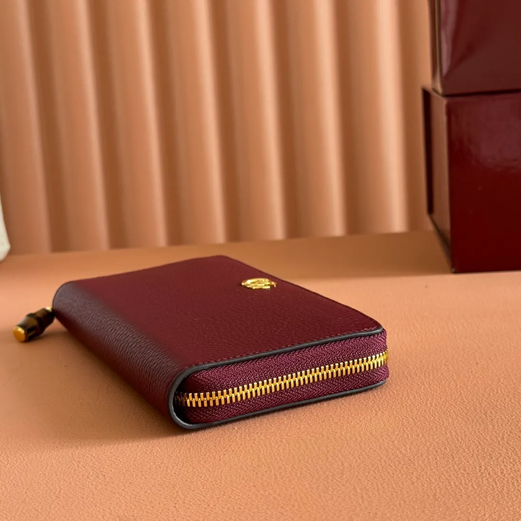 p520. 💋💋💋"With full original packaging" GG Marmont series long clip. This GG Marmont series wallet is made of classic and durable black leather, adding another classic to the "Aria-Fashion Aria" series. The Double G accessory originates from the belt buckle design of the 1970s, and is reinterpreted on this wallet in tone-on-tone resin. The classic design is combined with a monochromatic color scheme to highlight the modern fashion style. Model: 739499. Size: 19.5*11*3cm. Color: Encore/original leather.
