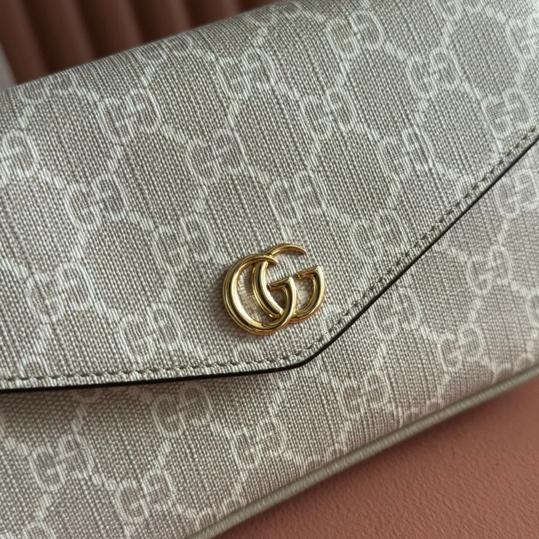 p900🔥🔥🔥[Original leather - equipped with counter packaging] The GUCCI Ophidia series continues to grow and develop, and a variety of unique shapes and materials will be launched every season. Crafted in beige and ebony GG Supreme canvas, this mini bag features Double G hardware and a webbing shoulder strap. Model 764961 is made of counter-quality imported cowhide and matched with genuine open-plate copper hardware. Dimensions-13x22x4cm