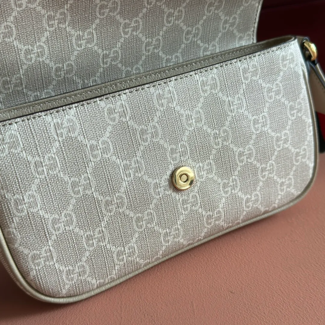 p900🔥🔥🔥[Original leather - equipped with counter packaging] The GUCCI Ophidia series continues to grow and develop, and a variety of unique shapes and materials will be launched every season. Crafted in beige and ebony GG Supreme canvas, this mini bag features Double G hardware and a webbing shoulder strap. Model 764961 is made of counter-quality imported cowhide and matched with genuine open-plate copper hardware. Dimensions-13x22x4cm