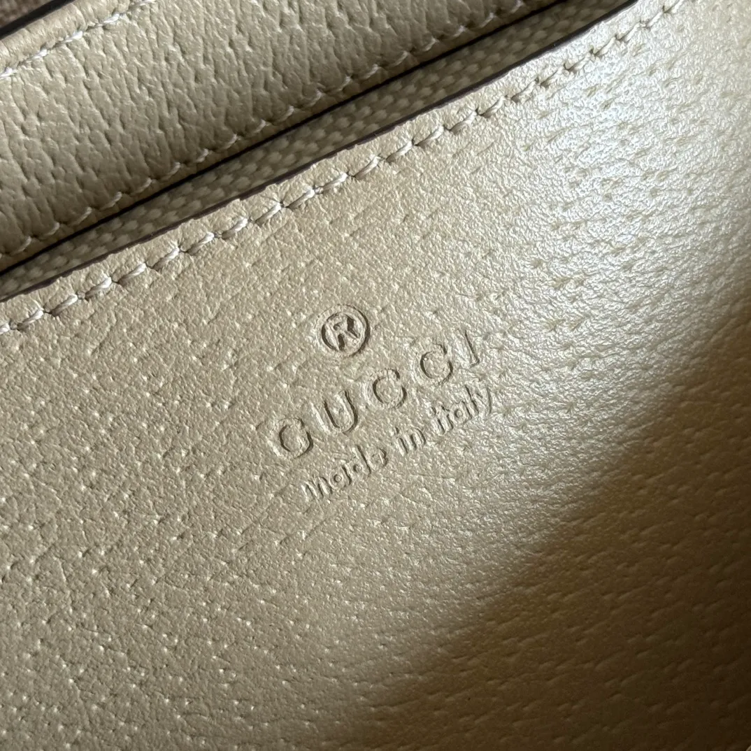 p900🔥🔥🔥[Original leather - equipped with counter packaging] The GUCCI Ophidia series continues to grow and develop, and a variety of unique shapes and materials will be launched every season. Crafted in beige and ebony GG Supreme canvas, this mini bag features Double G hardware and a webbing shoulder strap. Model 764961 is made of counter-quality imported cowhide and matched with genuine open-plate copper hardware. Dimensions-13x22x4cm