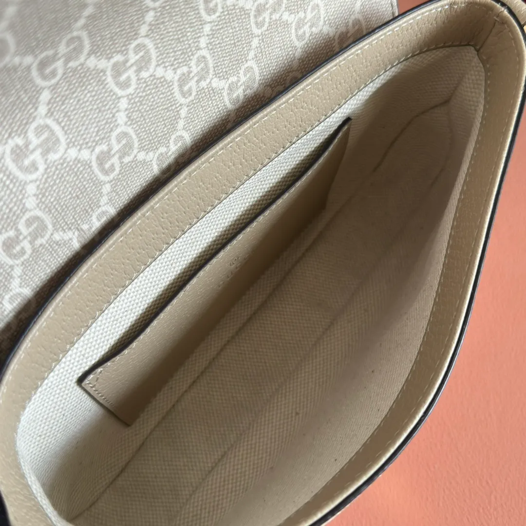 p900🔥🔥🔥[Original leather - equipped with counter packaging] The GUCCI Ophidia series continues to grow and develop, and a variety of unique shapes and materials will be launched every season. Crafted in beige and ebony GG Supreme canvas, this mini bag features Double G hardware and a webbing shoulder strap. Model 764961 is made of counter-quality imported cowhide and matched with genuine open-plate copper hardware. Dimensions-13x22x4cm