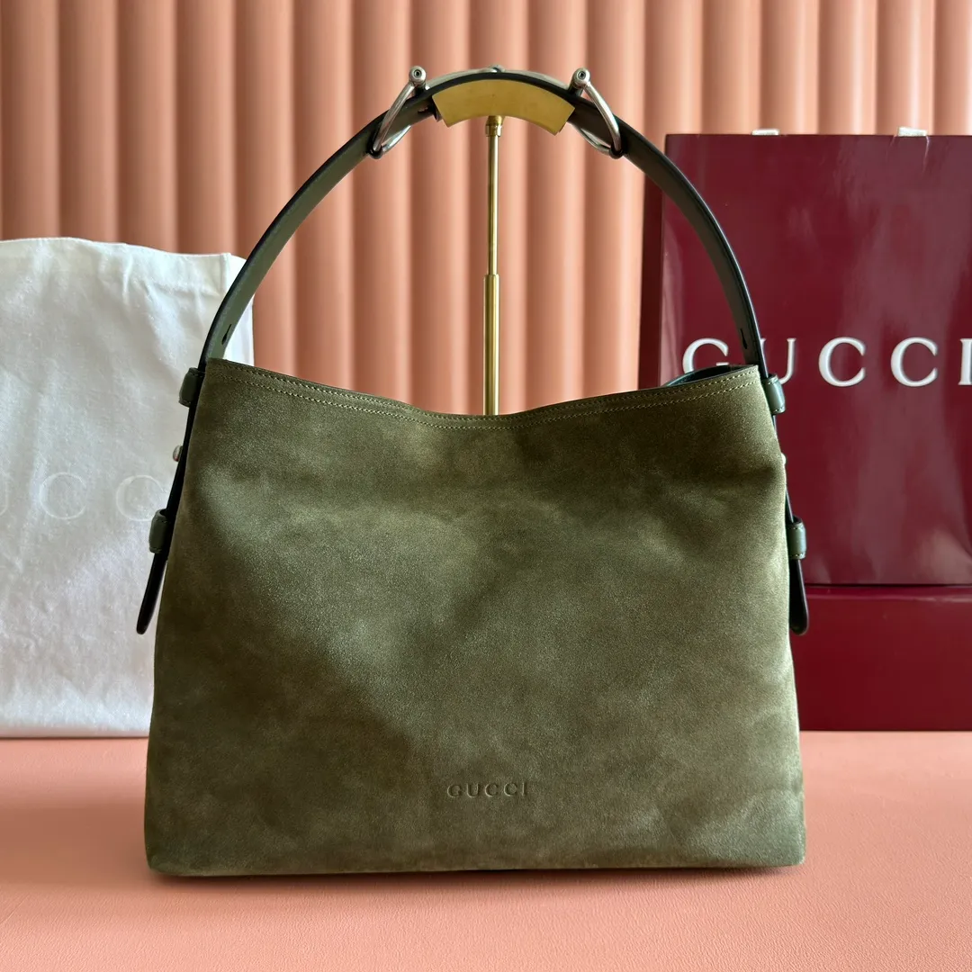 p1500. 💋💋💋【With full set of original counter packaging】2025 autumn and winter series, Gucci Beatrix series handbags adopt a casual silhouette, and the shoulder straps are decorated with iconic horsebit details to further enhance the fashion sense. Gold-toned accessories add to the sophisticated elegance of the design, and an interior zippered pocket keeps your belongings securely stored. Combining elegance and functionality, it easily accommodates daily essentials. Black soft glossy calfskin. Gold-tone hardware. Black cotton and linen blend lining. Horsebit detail on shoulder strap. Interior: Zip pocket. Shoulder strap: 21 cm high; 85 cm long. Ident: 850926. Dimensions: 35cm (width) x 27.5cm (height) x 11cm (depth) Weight: approx. 0.7kg Color: nubuck full leather. Made in Italy
