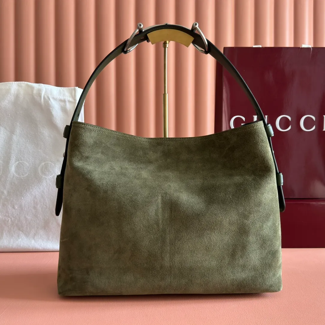 p1500. 💋💋💋【With full set of original counter packaging】2025 autumn and winter series, Gucci Beatrix series handbags adopt a casual silhouette, and the shoulder straps are decorated with iconic horsebit details to further enhance the fashion sense. Gold-toned accessories add to the sophisticated elegance of the design, and an interior zippered pocket keeps your belongings securely stored. Combining elegance and functionality, it easily accommodates daily essentials. Black soft glossy calfskin. Gold-tone hardware. Black cotton and linen blend lining. Horsebit detail on shoulder strap. Interior: Zip pocket. Shoulder strap: 21 cm high; 85 cm long. Ident: 850926. Dimensions: 35cm (width) x 27.5cm (height) x 11cm (depth) Weight: approx. 0.7kg Color: nubuck full leather. Made in Italy