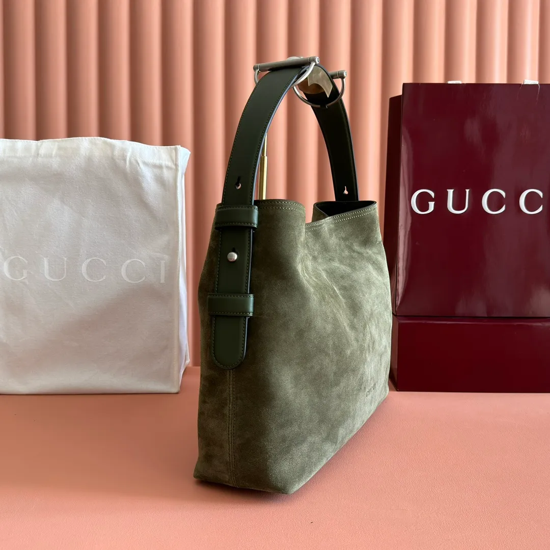 p1500. 💋💋💋【With full set of original counter packaging】2025 autumn and winter series, Gucci Beatrix series handbags adopt a casual silhouette, and the shoulder straps are decorated with iconic horsebit details to further enhance the fashion sense. Gold-toned accessories add to the sophisticated elegance of the design, and an interior zippered pocket keeps your belongings securely stored. Combining elegance and functionality, it easily accommodates daily essentials. Black soft glossy calfskin. Gold-tone hardware. Black cotton and linen blend lining. Horsebit detail on shoulder strap. Interior: Zip pocket. Shoulder strap: 21 cm high; 85 cm long. Ident: 850926. Dimensions: 35cm (width) x 27.5cm (height) x 11cm (depth) Weight: approx. 0.7kg Color: nubuck full leather. Made in Italy
