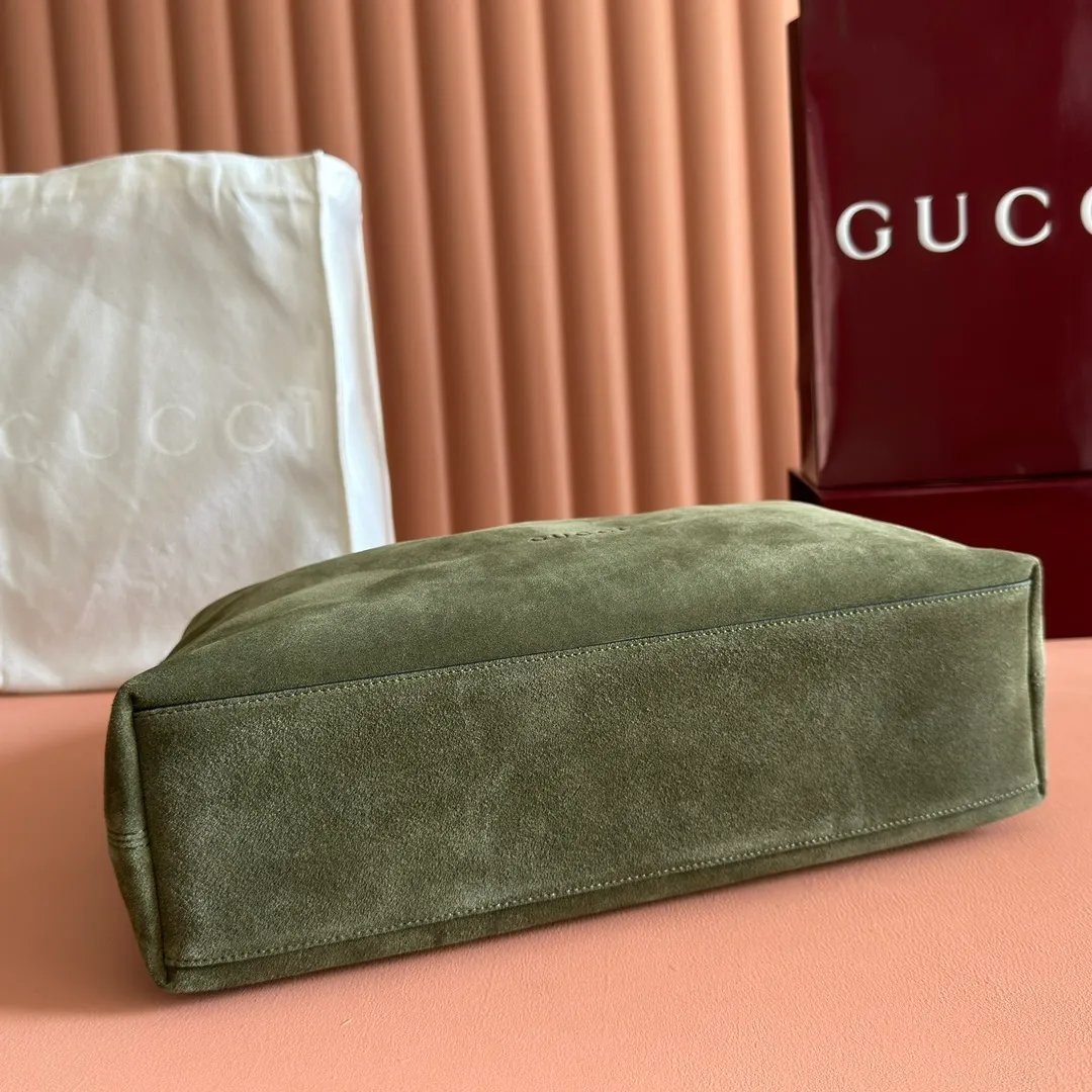 p1500. 💋💋💋【With full set of original counter packaging】2025 autumn and winter series, Gucci Beatrix series handbags adopt a casual silhouette, and the shoulder straps are decorated with iconic horsebit details to further enhance the fashion sense. Gold-toned accessories add to the sophisticated elegance of the design, and an interior zippered pocket keeps your belongings securely stored. Combining elegance and functionality, it easily accommodates daily essentials. Black soft glossy calfskin. Gold-tone hardware. Black cotton and linen blend lining. Horsebit detail on shoulder strap. Interior: Zip pocket. Shoulder strap: 21 cm high; 85 cm long. Ident: 850926. Dimensions: 35cm (width) x 27.5cm (height) x 11cm (depth) Weight: approx. 0.7kg Color: nubuck full leather. Made in Italy