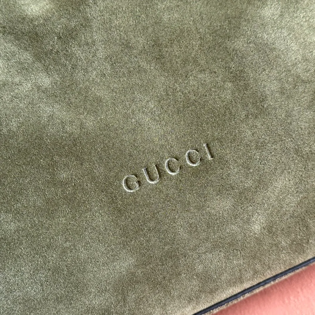 p1500. 💋💋💋【With full set of original counter packaging】2025 autumn and winter series, Gucci Beatrix series handbags adopt a casual silhouette, and the shoulder straps are decorated with iconic horsebit details to further enhance the fashion sense. Gold-toned accessories add to the sophisticated elegance of the design, and an interior zippered pocket keeps your belongings securely stored. Combining elegance and functionality, it easily accommodates daily essentials. Black soft glossy calfskin. Gold-tone hardware. Black cotton and linen blend lining. Horsebit detail on shoulder strap. Interior: Zip pocket. Shoulder strap: 21 cm high; 85 cm long. Ident: 850926. Dimensions: 35cm (width) x 27.5cm (height) x 11cm (depth) Weight: approx. 0.7kg Color: nubuck full leather. Made in Italy